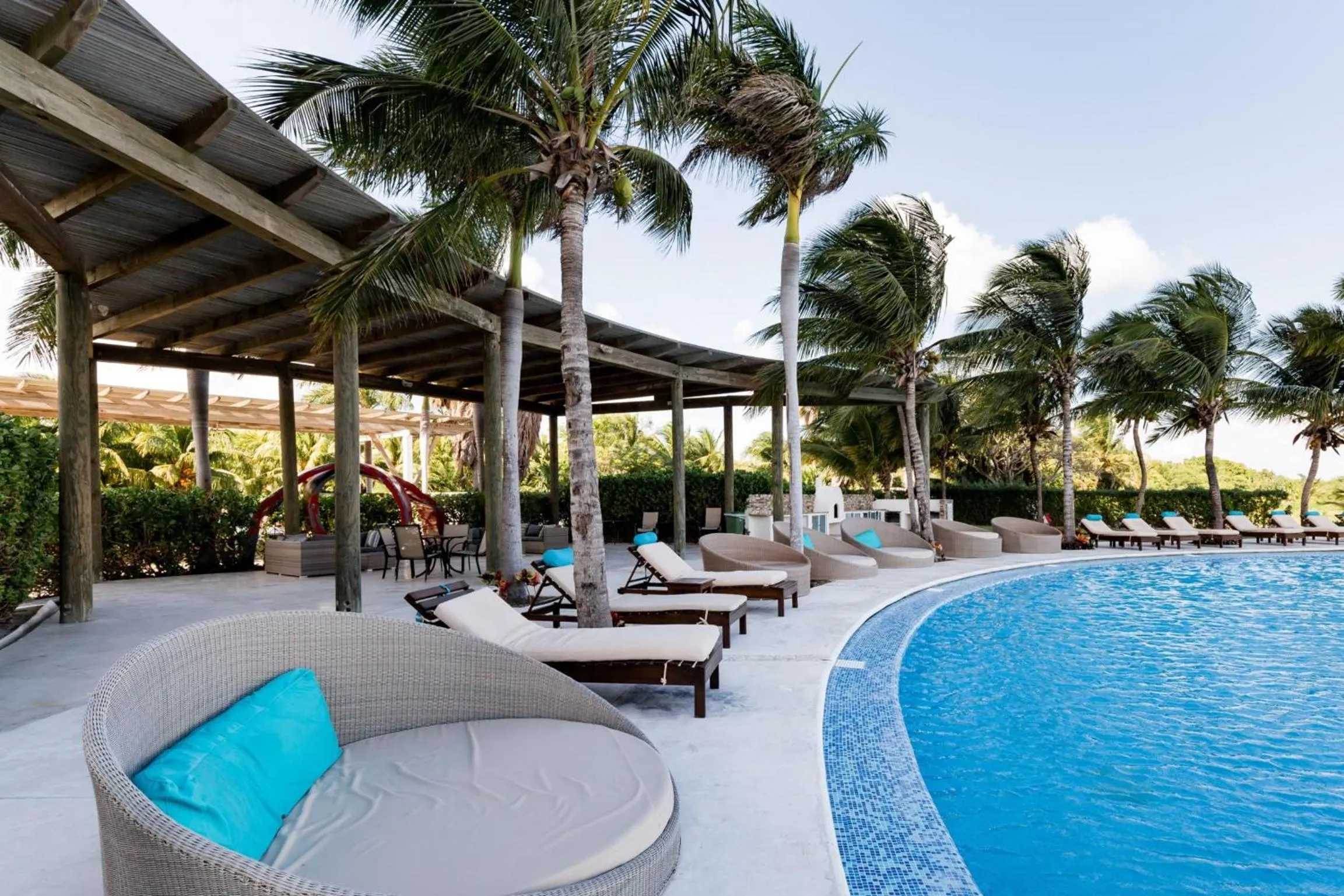 Swimming pool in Apartment on the beach! Infinity pool