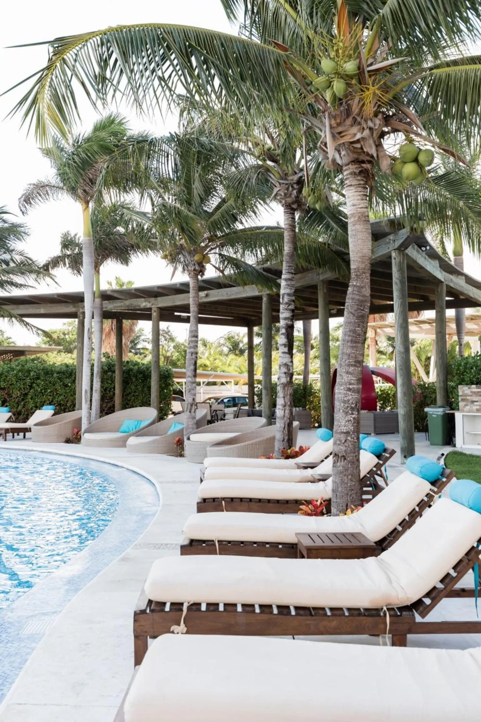 Swimming pool in Apartment on the beach! Infinity pool