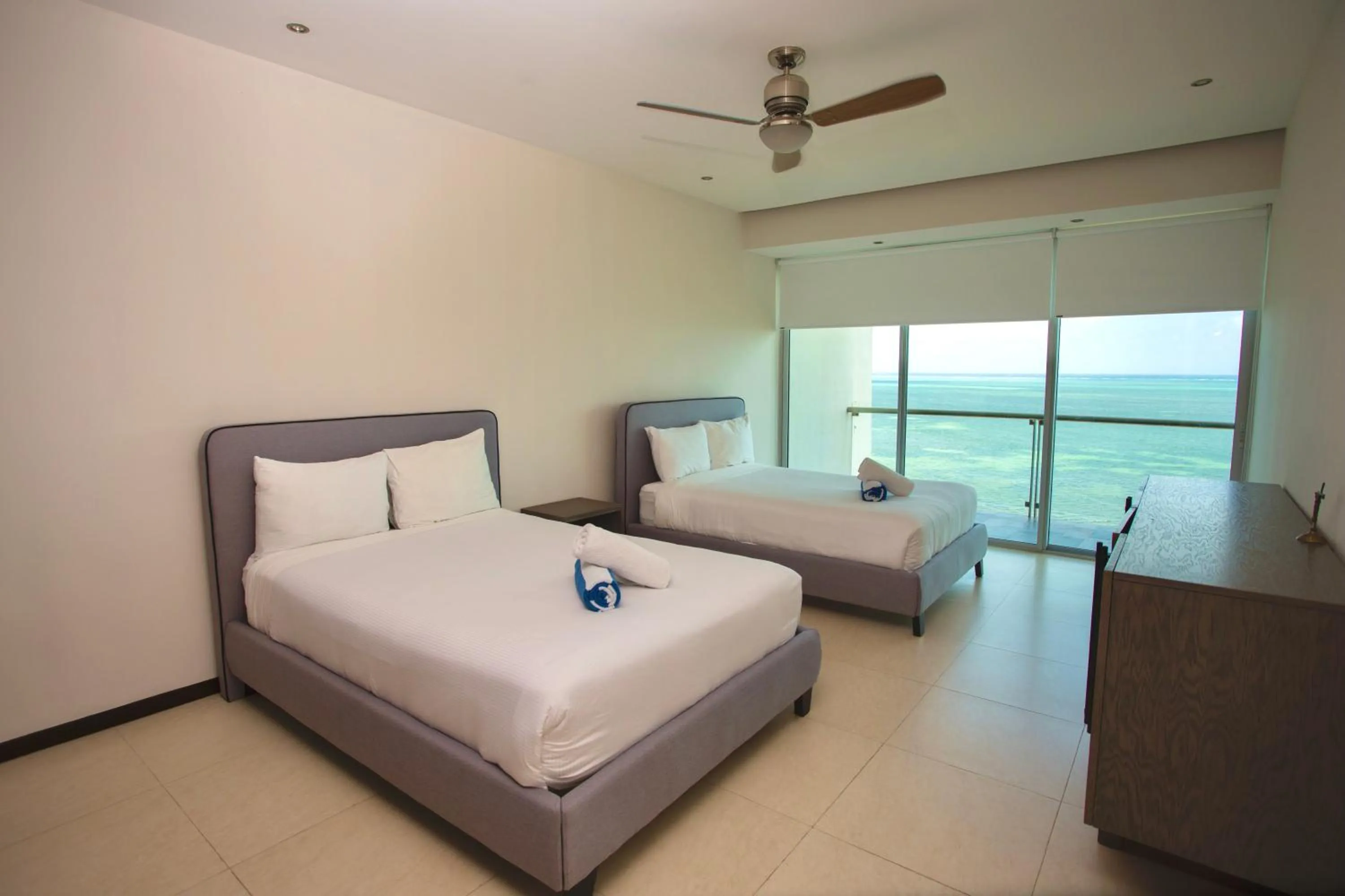 Bed in Apartment on the beach! Infinity pool