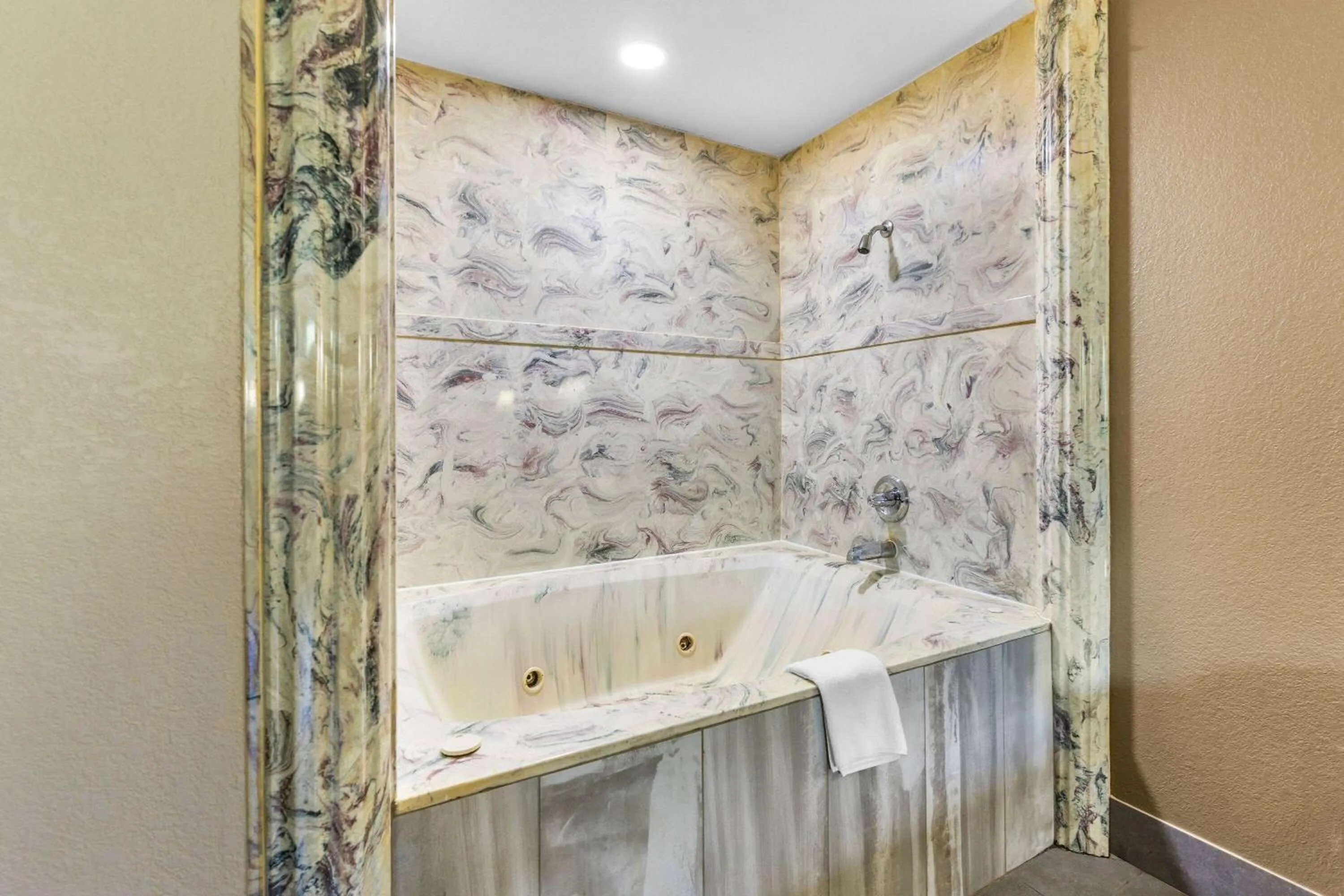 Photo of the whole room in Super 8 by Wyndham Dickson