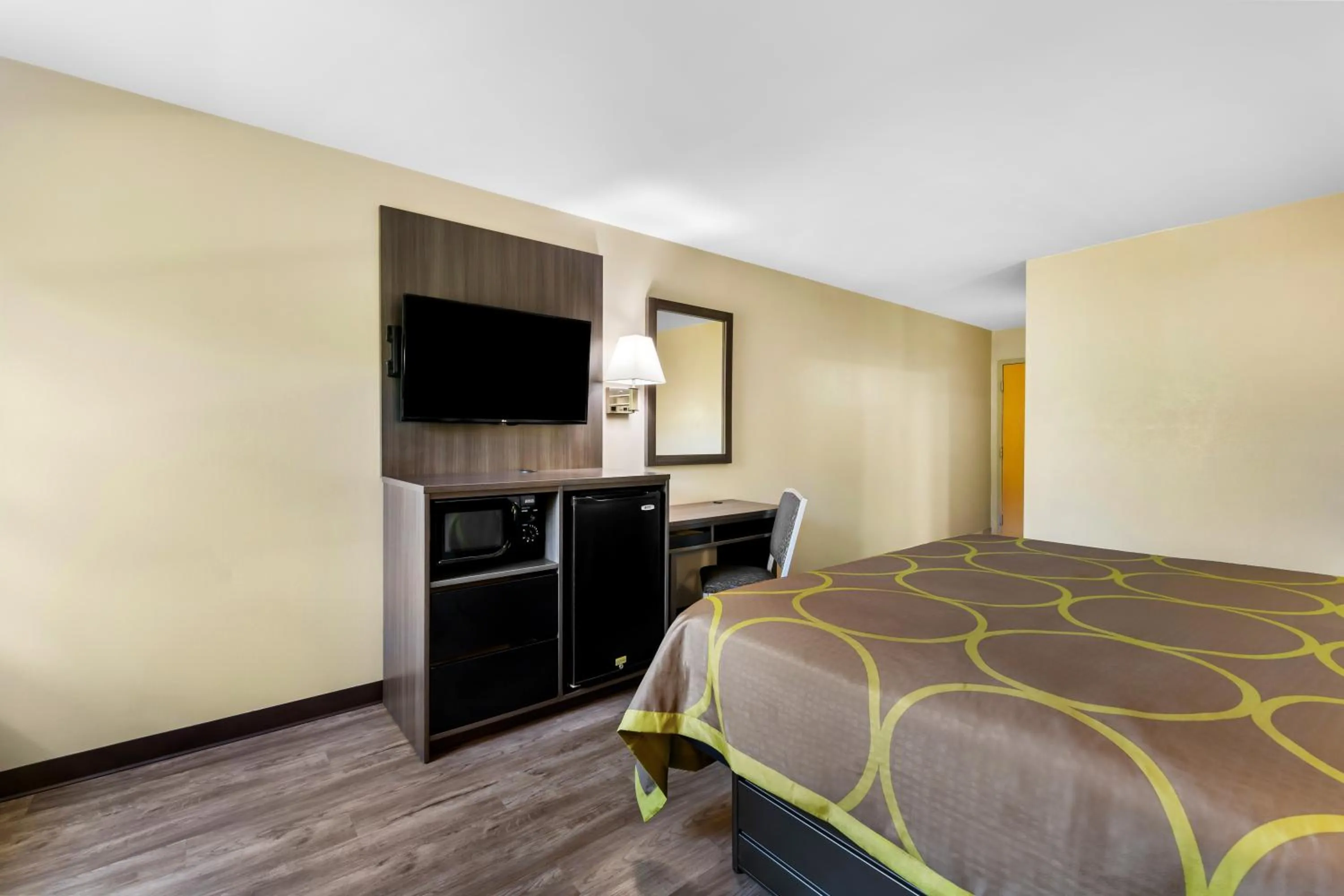 Communal lounge/ TV room, Bed in Super 8 by Wyndham Dickson