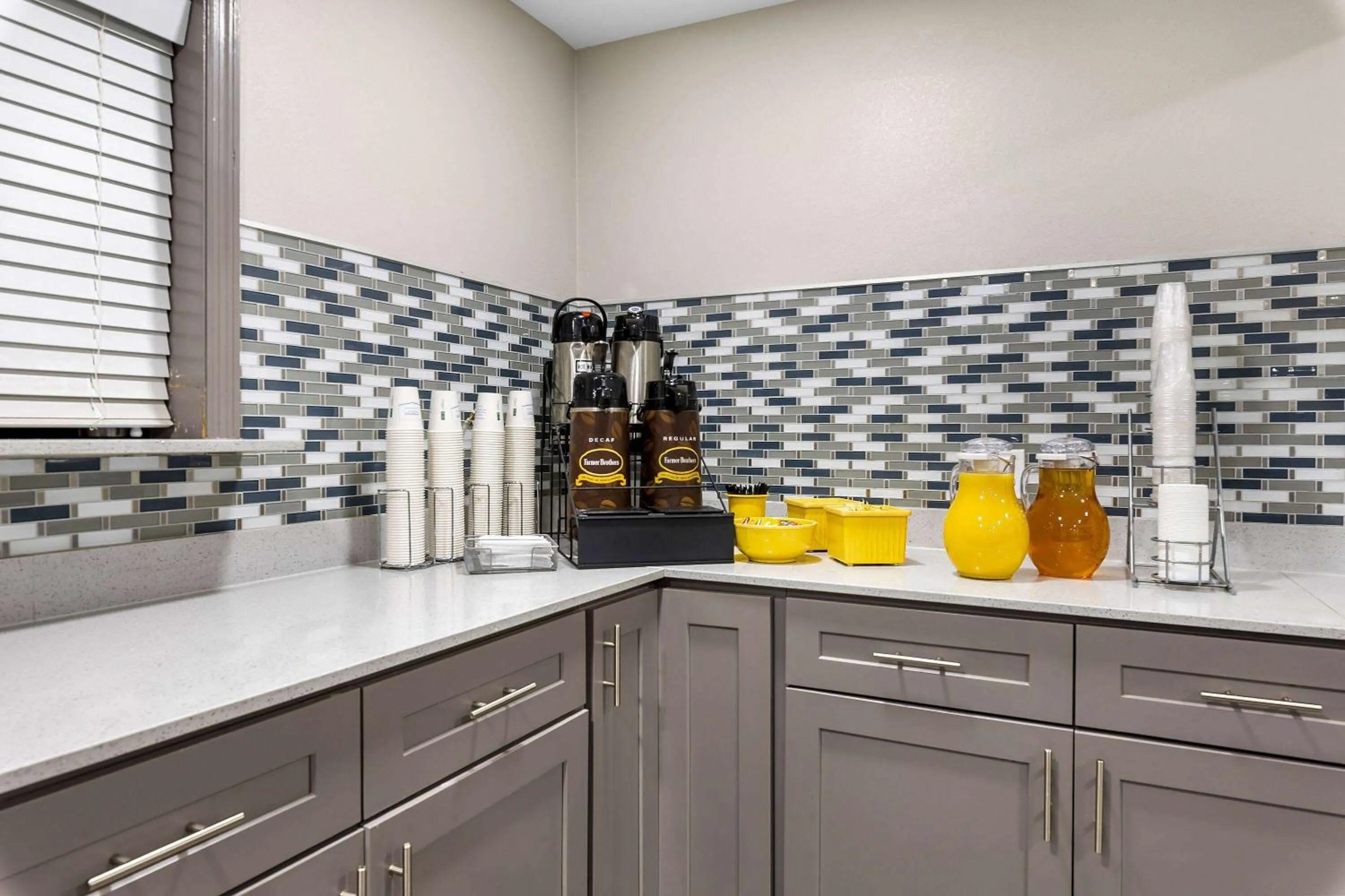 Restaurant/places to eat in Super 8 by Wyndham Dickson