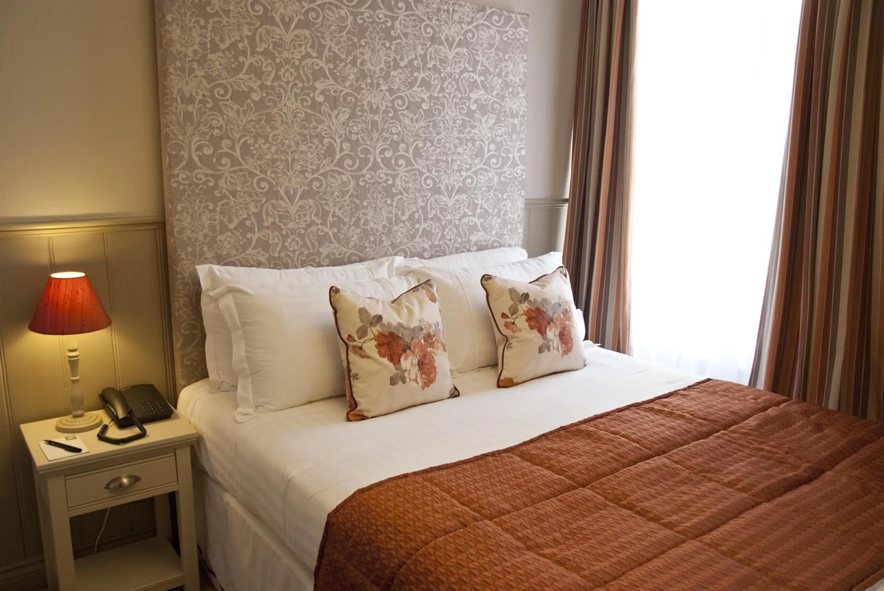 Bedroom, Bed in The White Hart Hotel