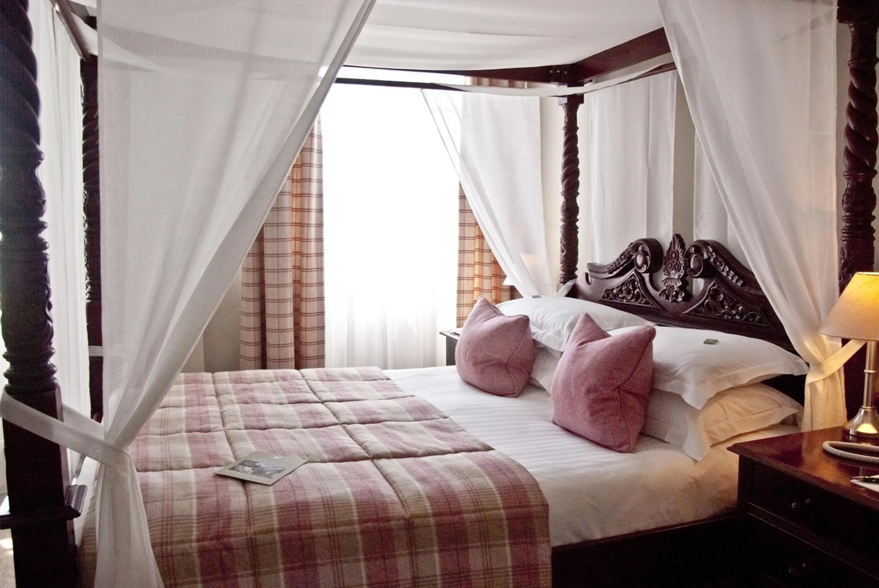 Bedroom, Bed in The White Hart Hotel