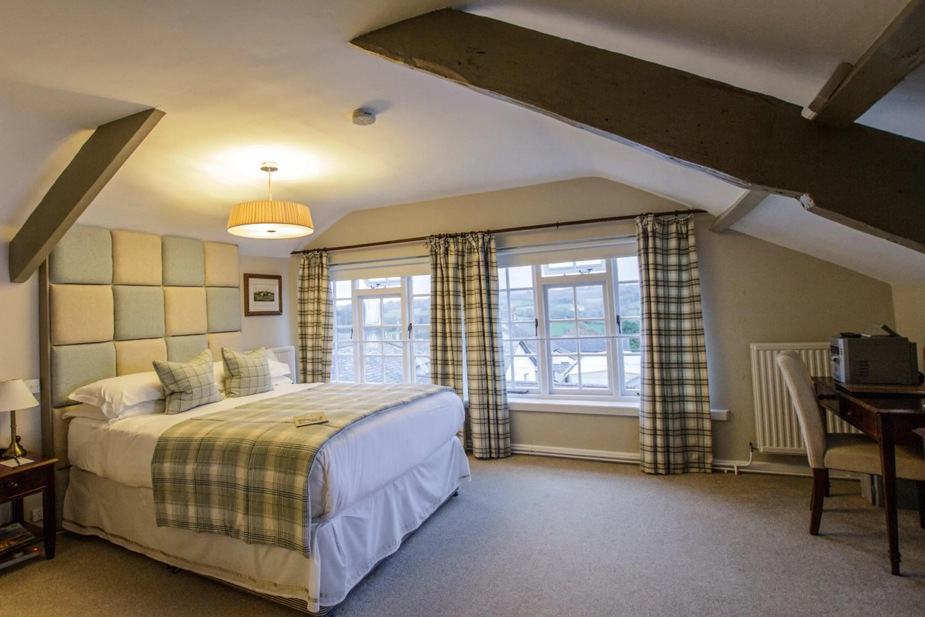 Bedroom, Bed in The White Hart Hotel