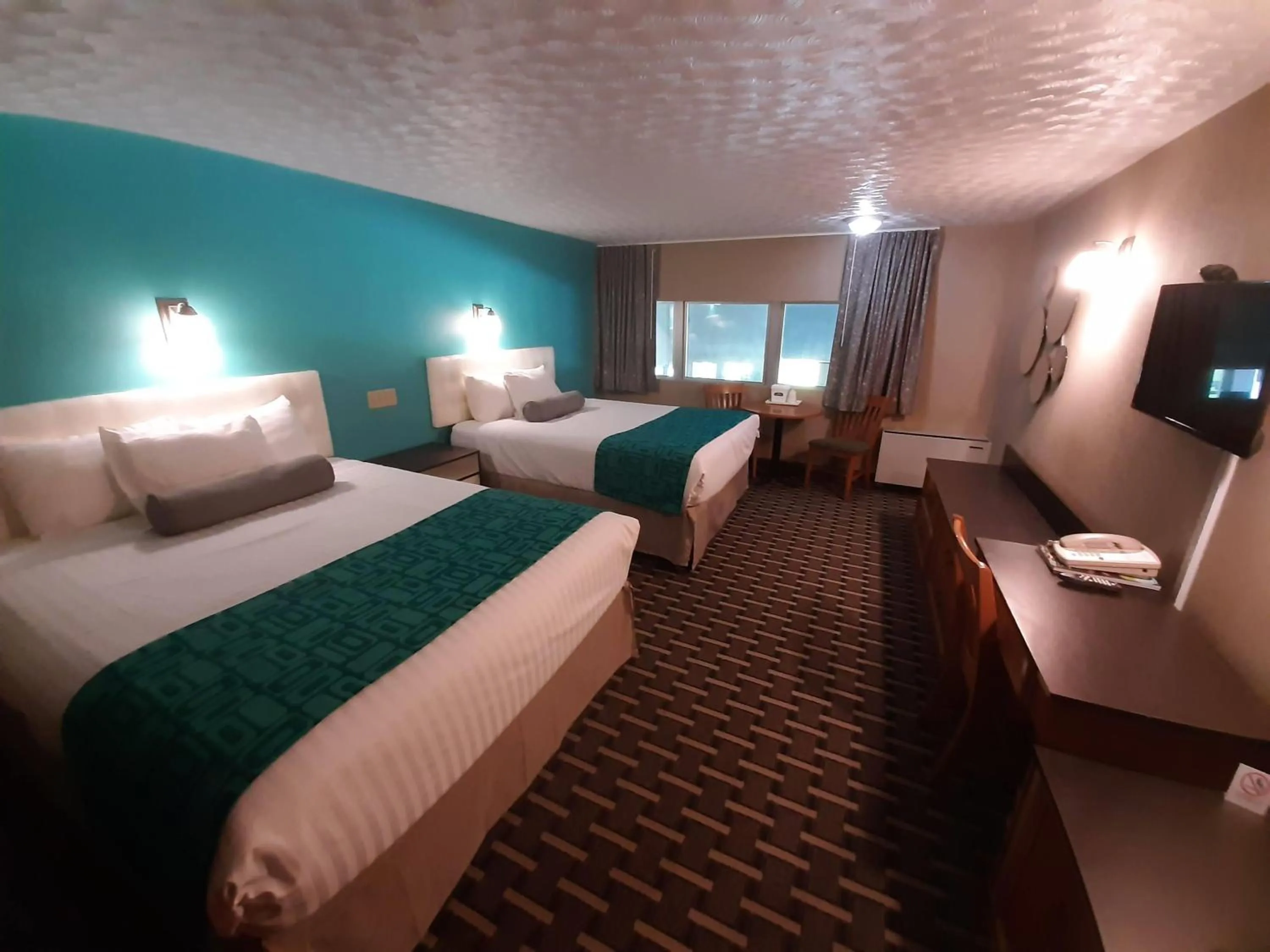 Photo of the whole room, Bed in Howard Johnson by Wyndham Woodstock NB