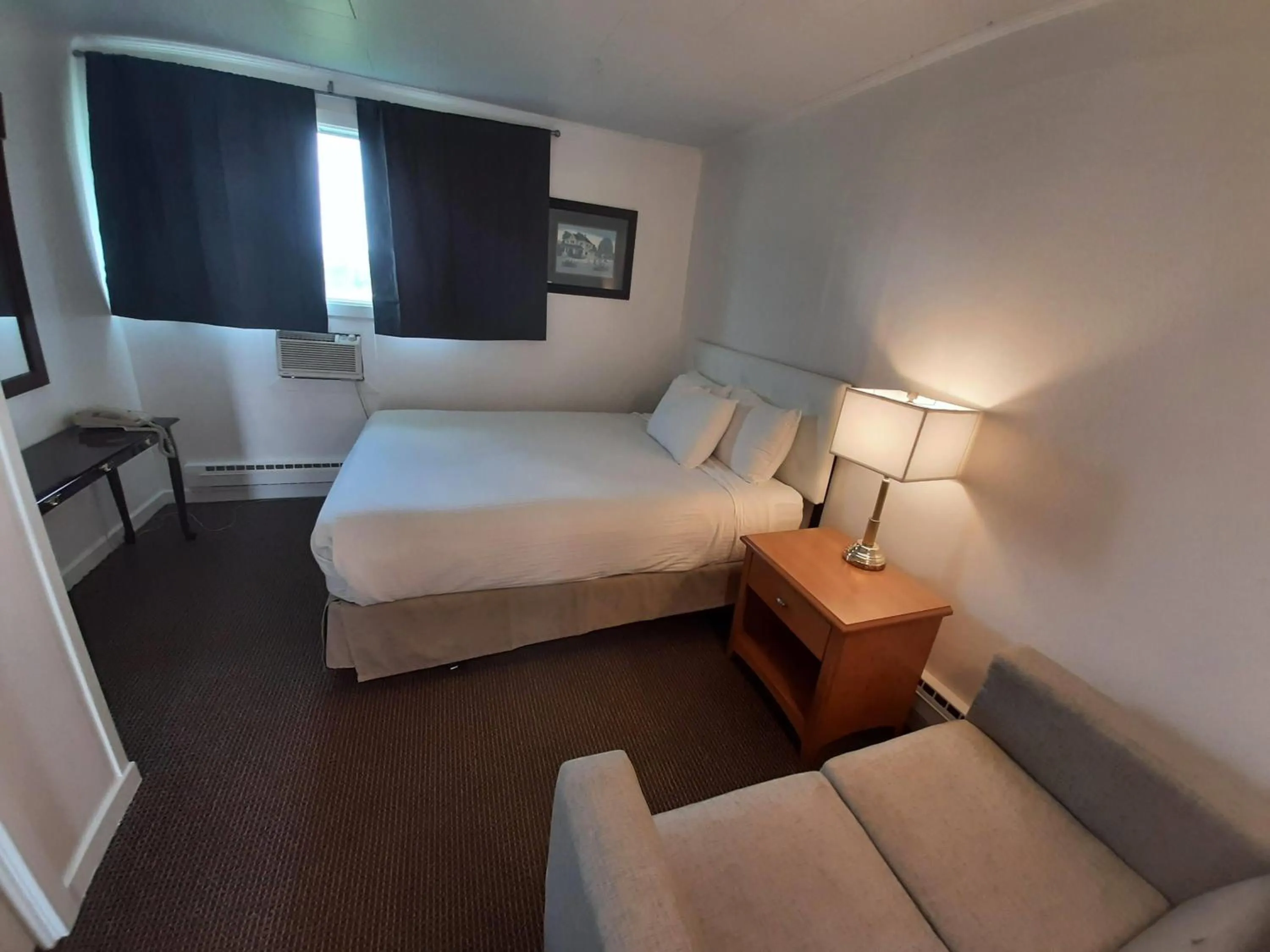 Photo of the whole room, Bed in Howard Johnson by Wyndham Woodstock NB