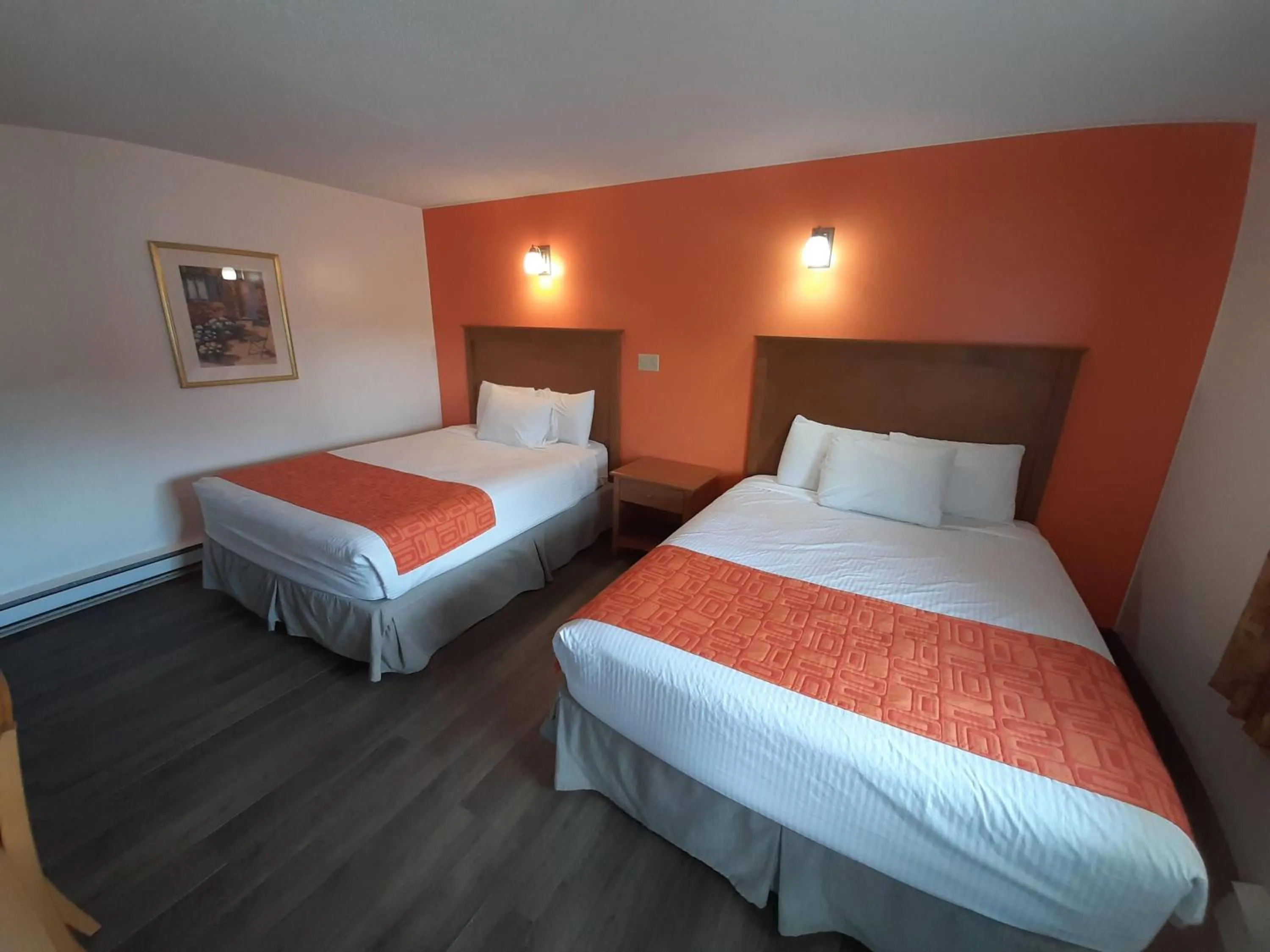 Photo of the whole room, Bed in Howard Johnson by Wyndham Woodstock NB