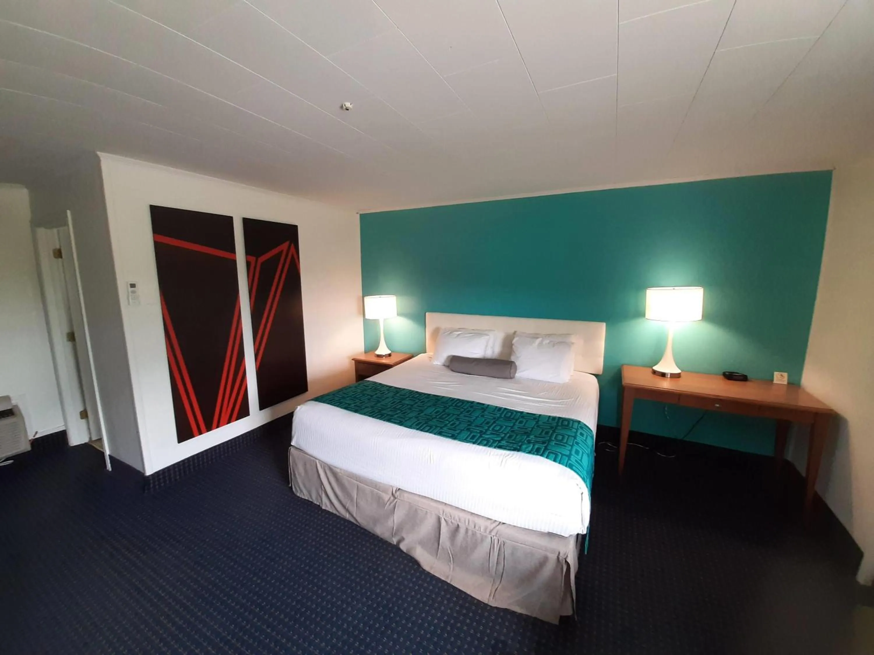 Photo of the whole room, Bed in Howard Johnson by Wyndham Woodstock NB