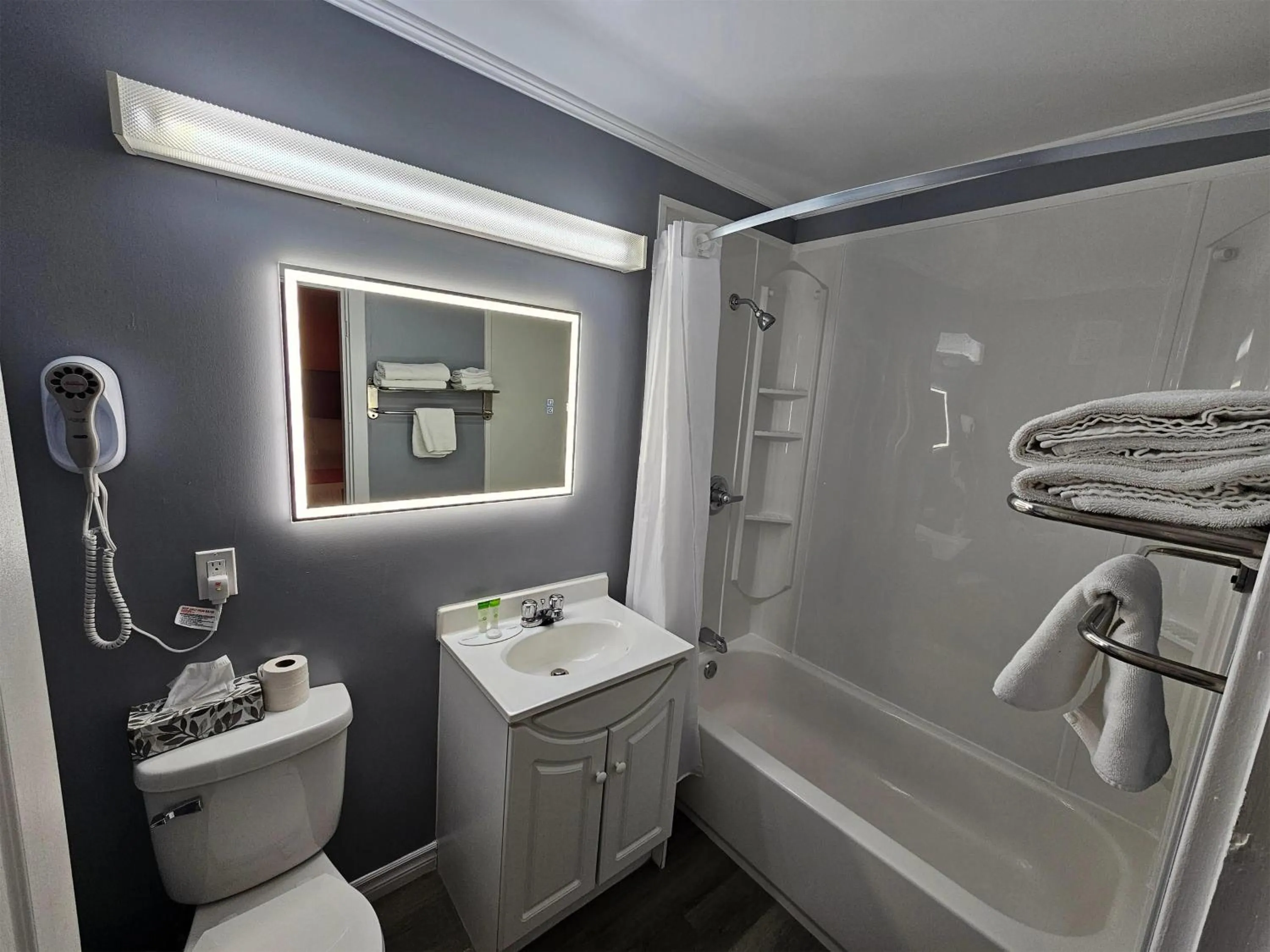 Bathroom in Howard Johnson by Wyndham Woodstock NB