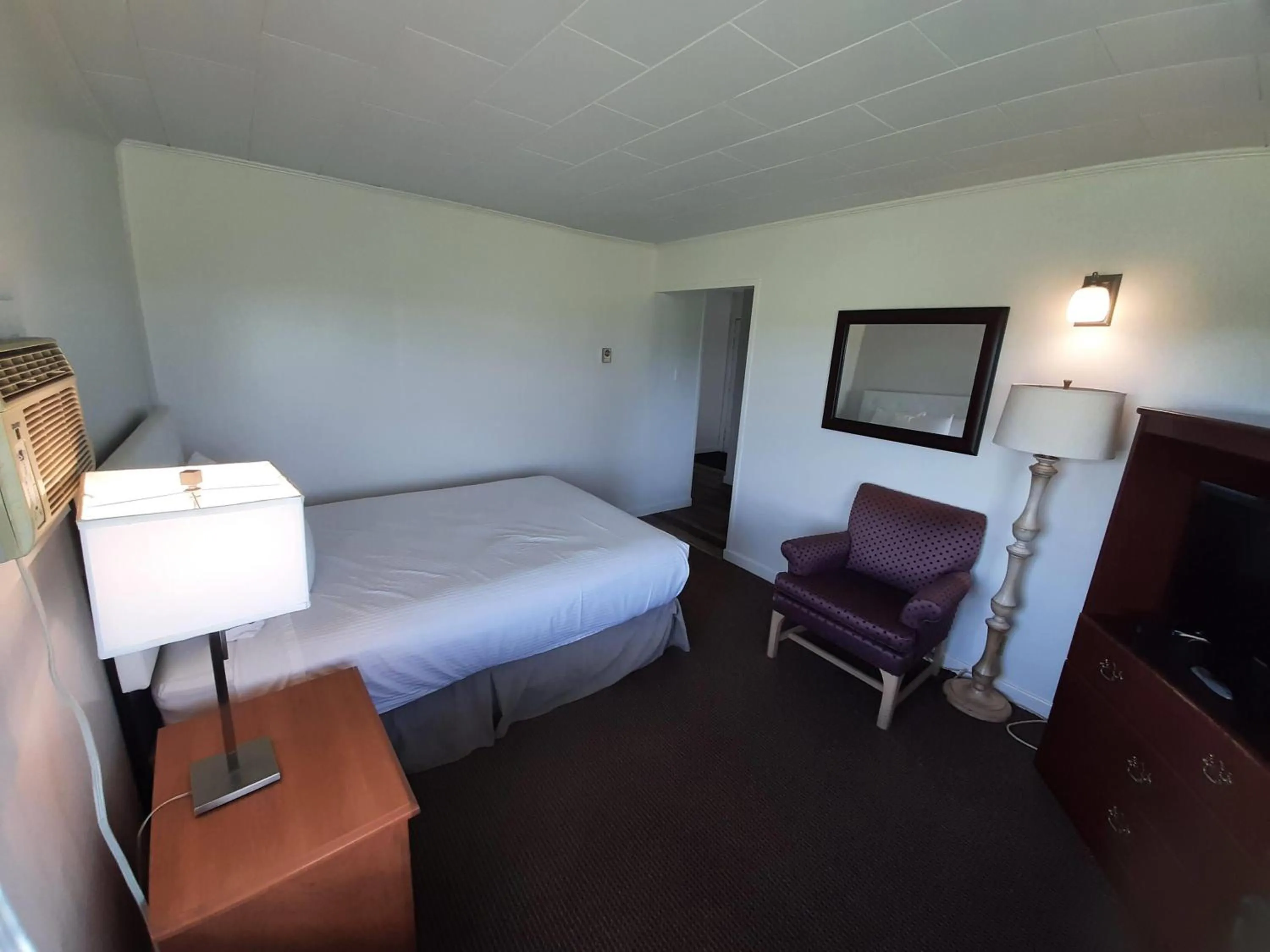 Photo of the whole room, Bed in Howard Johnson by Wyndham Woodstock NB