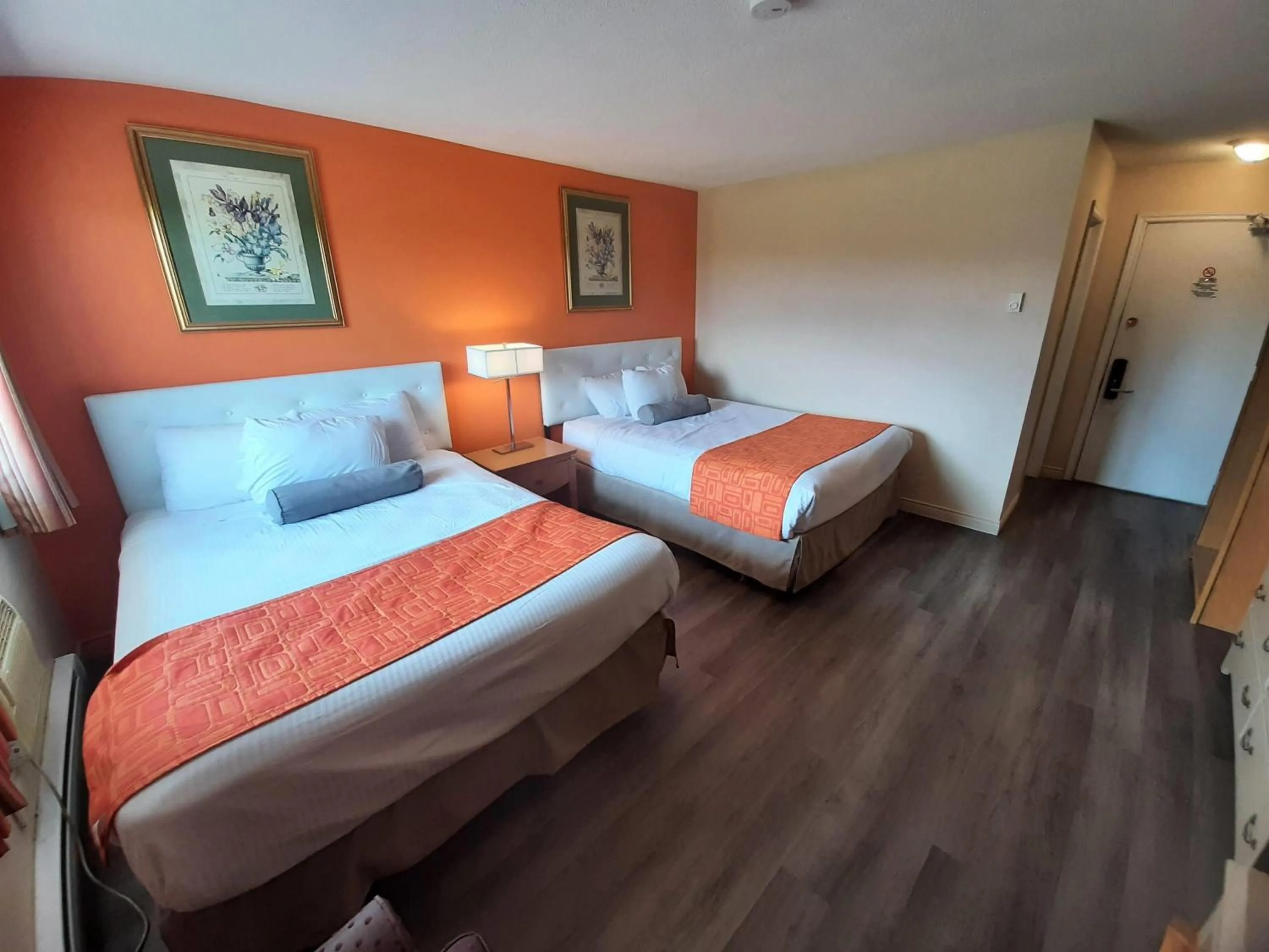 Photo of the whole room, Bed in Howard Johnson by Wyndham Woodstock NB