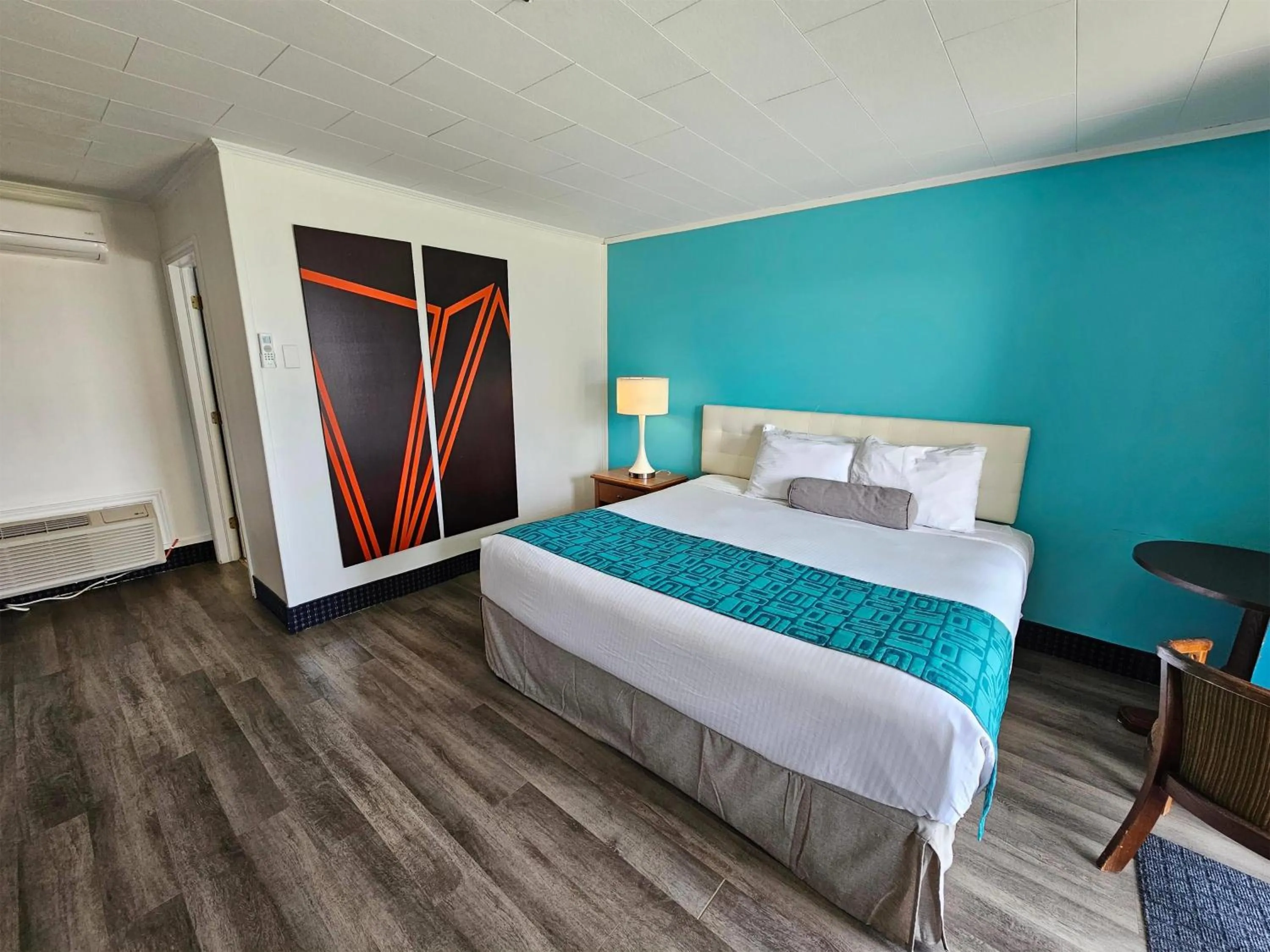 Photo of the whole room, Bed in Howard Johnson by Wyndham Woodstock NB