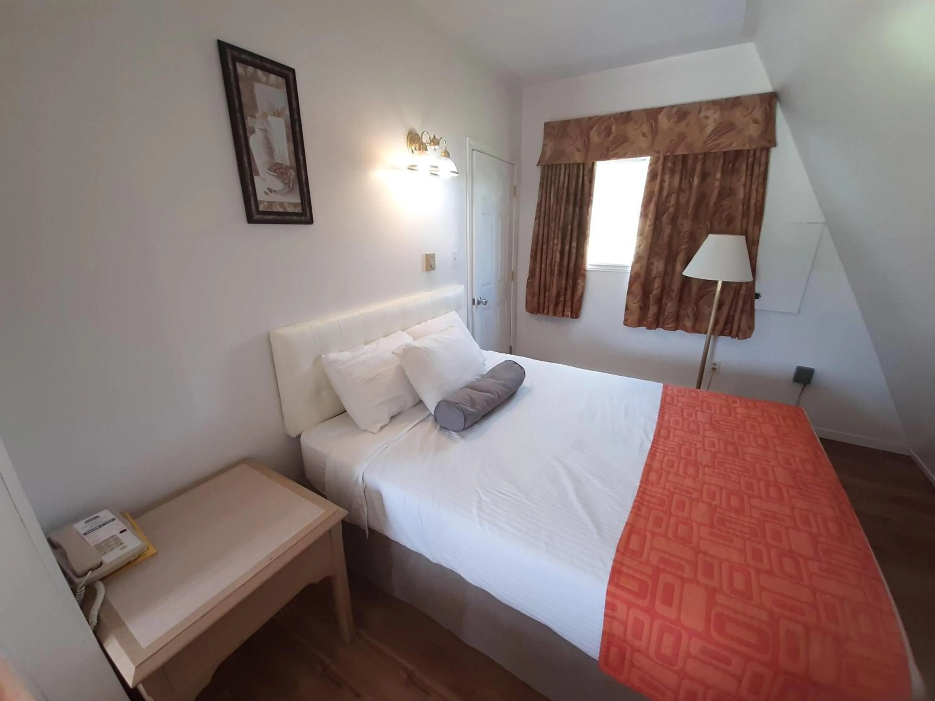 Photo of the whole room, Bed in Howard Johnson by Wyndham Woodstock NB