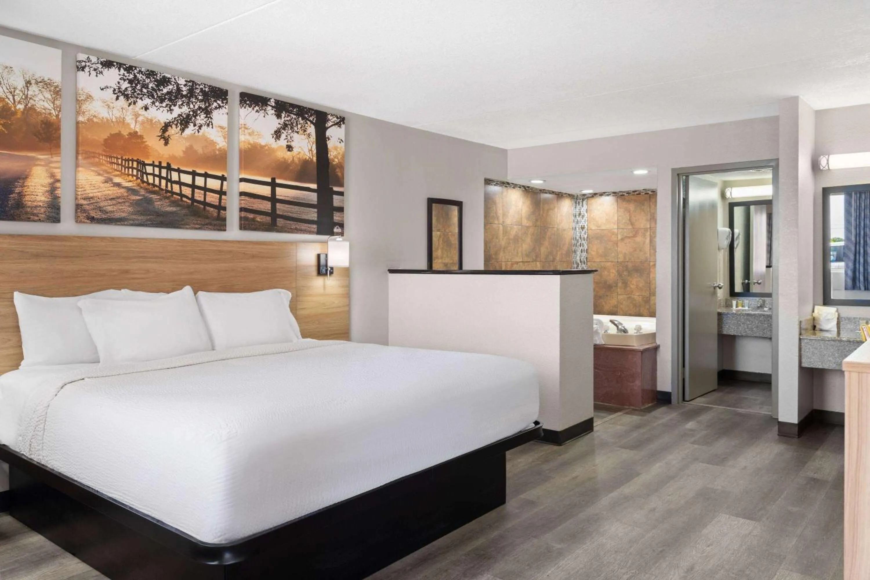 Bath, Bed in Days Inn by Wyndham Conway