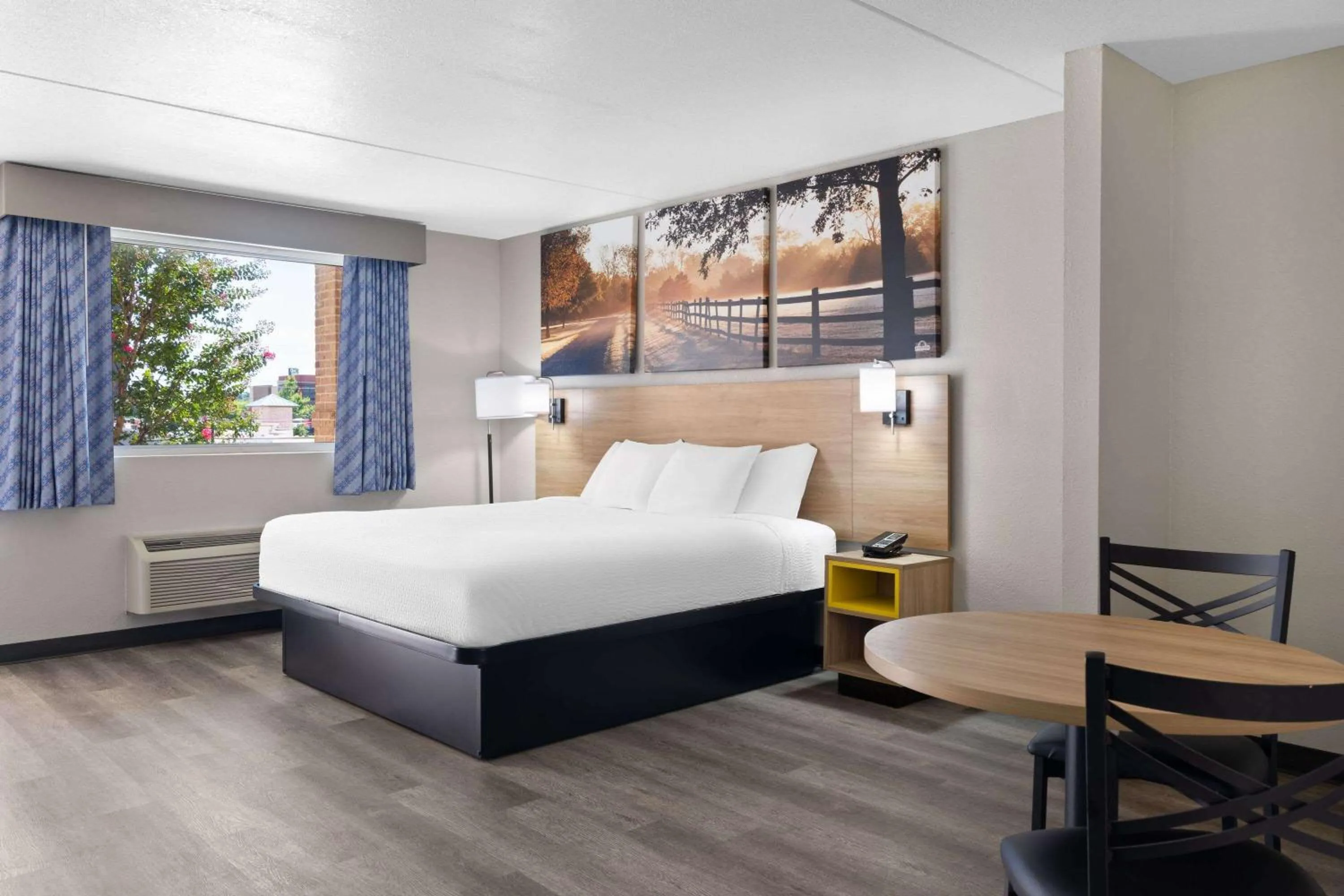 Photo of the whole room, Bed in Days Inn by Wyndham Conway