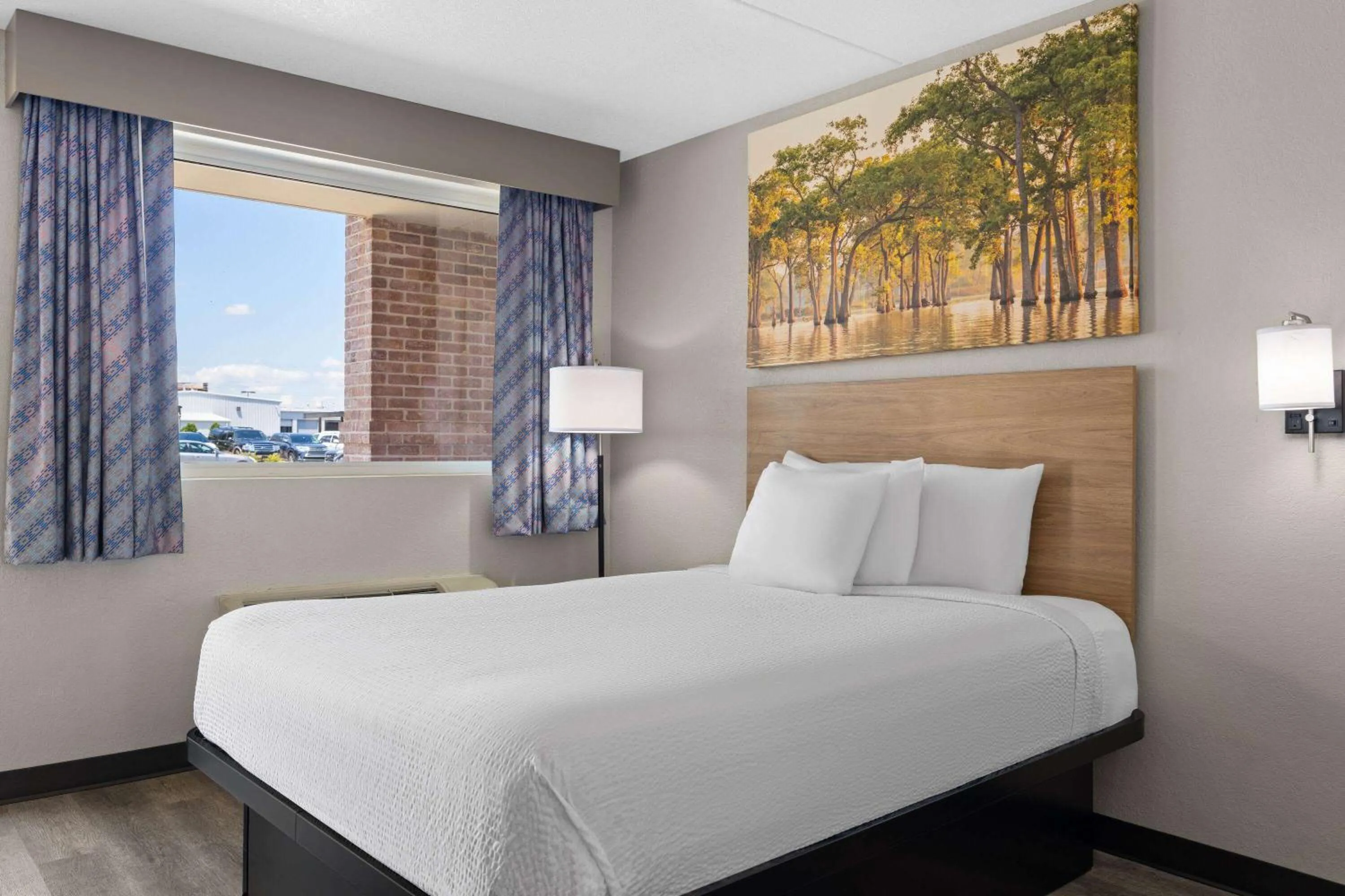 Photo of the whole room, Bed in Days Inn by Wyndham Conway