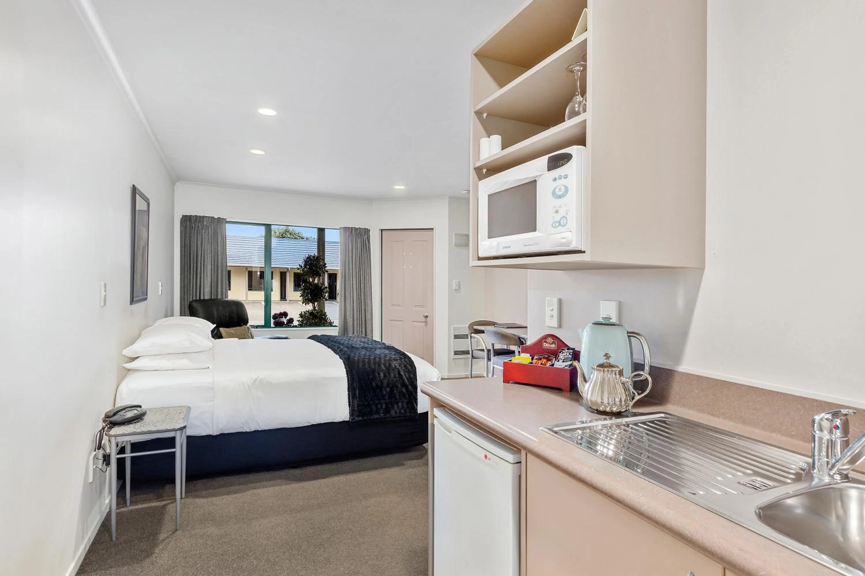 Kitchen or kitchenette, Bed in Belmont Motor Lodge