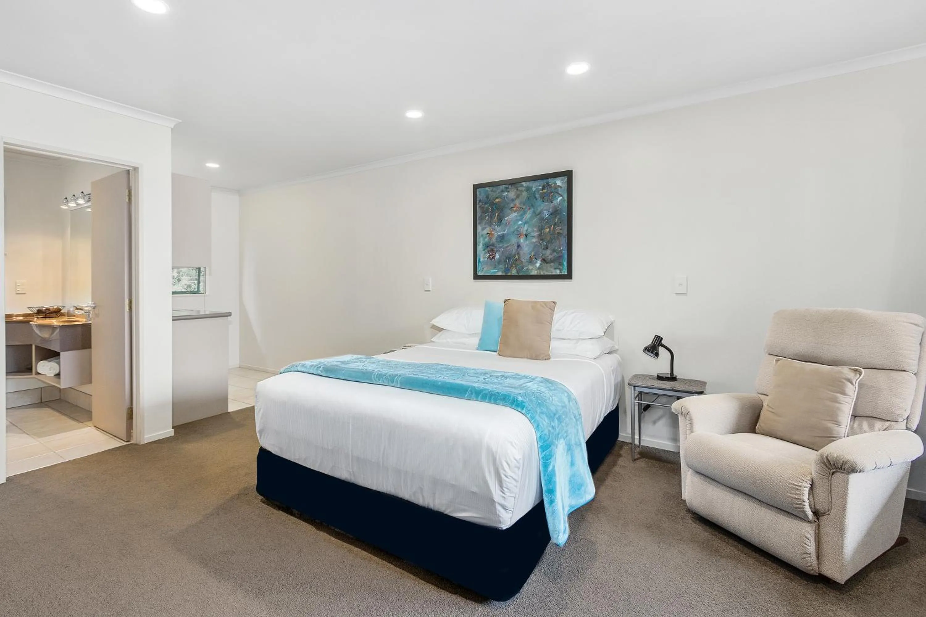 Bedroom, Bed in Belmont Motor Lodge