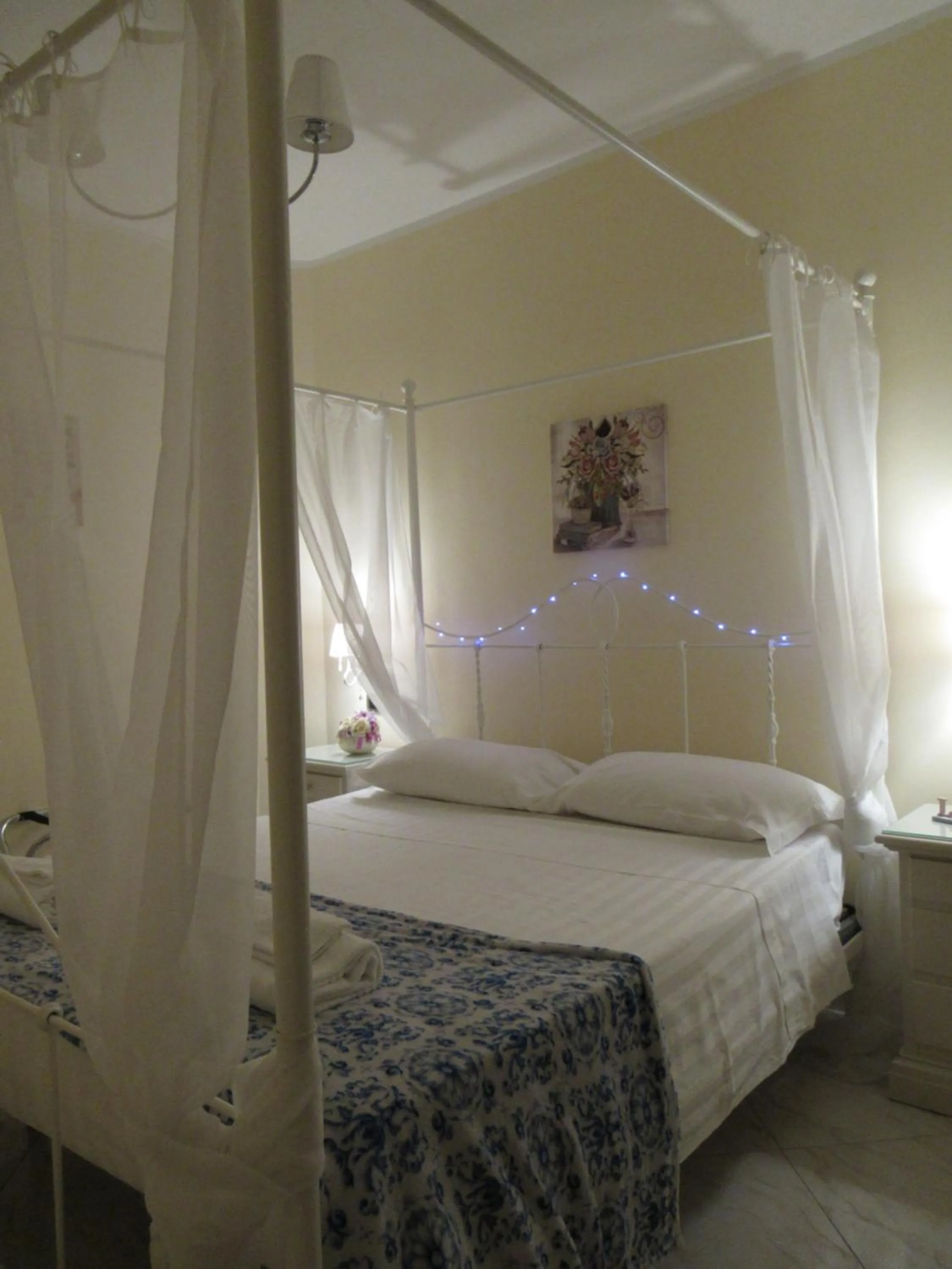 Bed in City life Pompeii