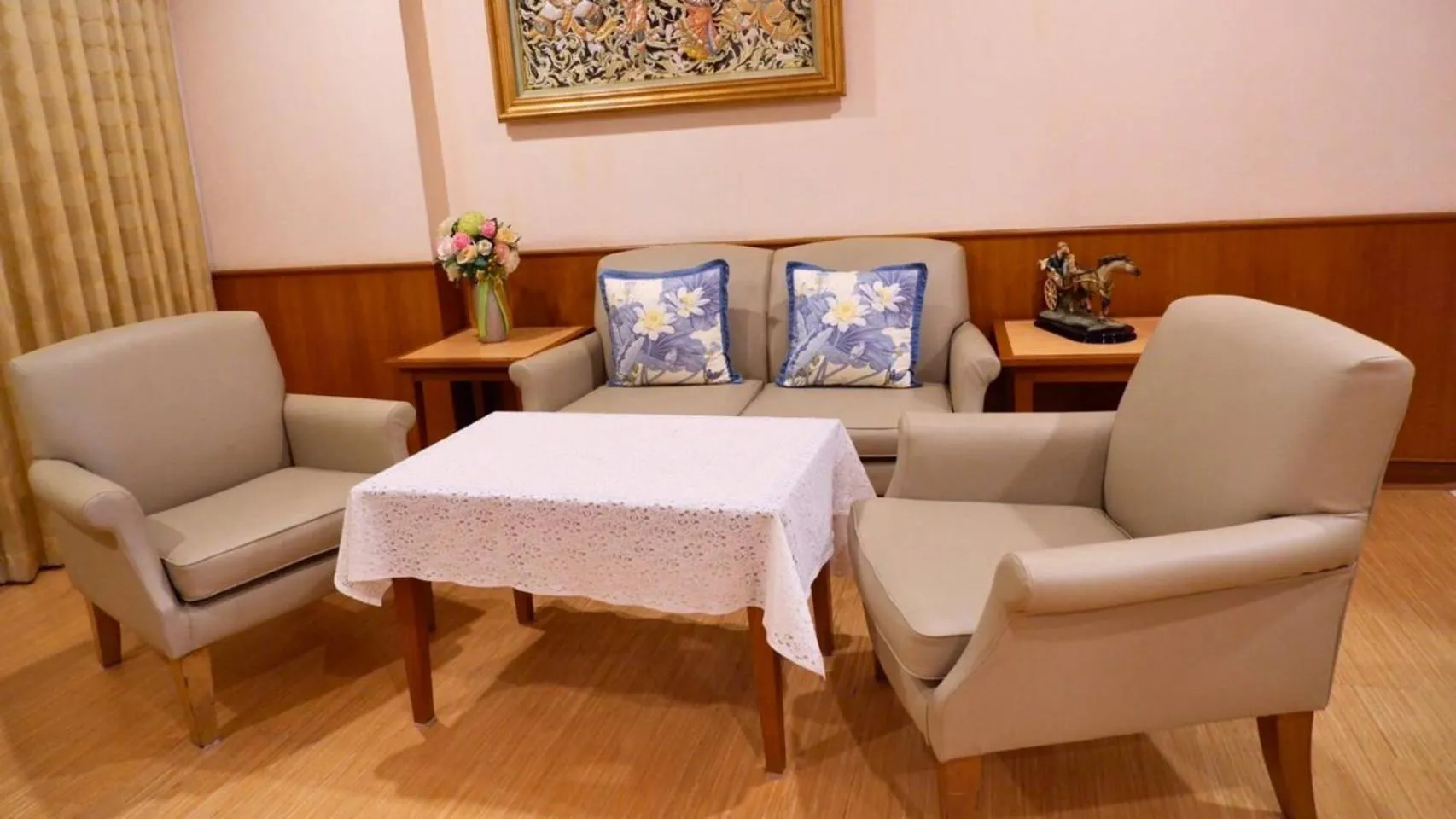 Living room in Diamond Plaza Hotel