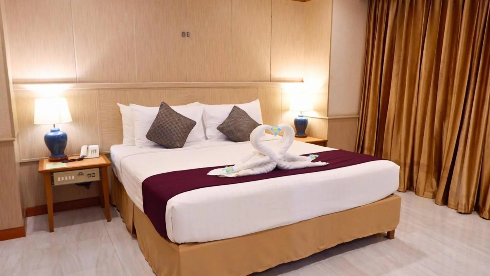 Bedroom, Bed in Diamond Plaza Hotel