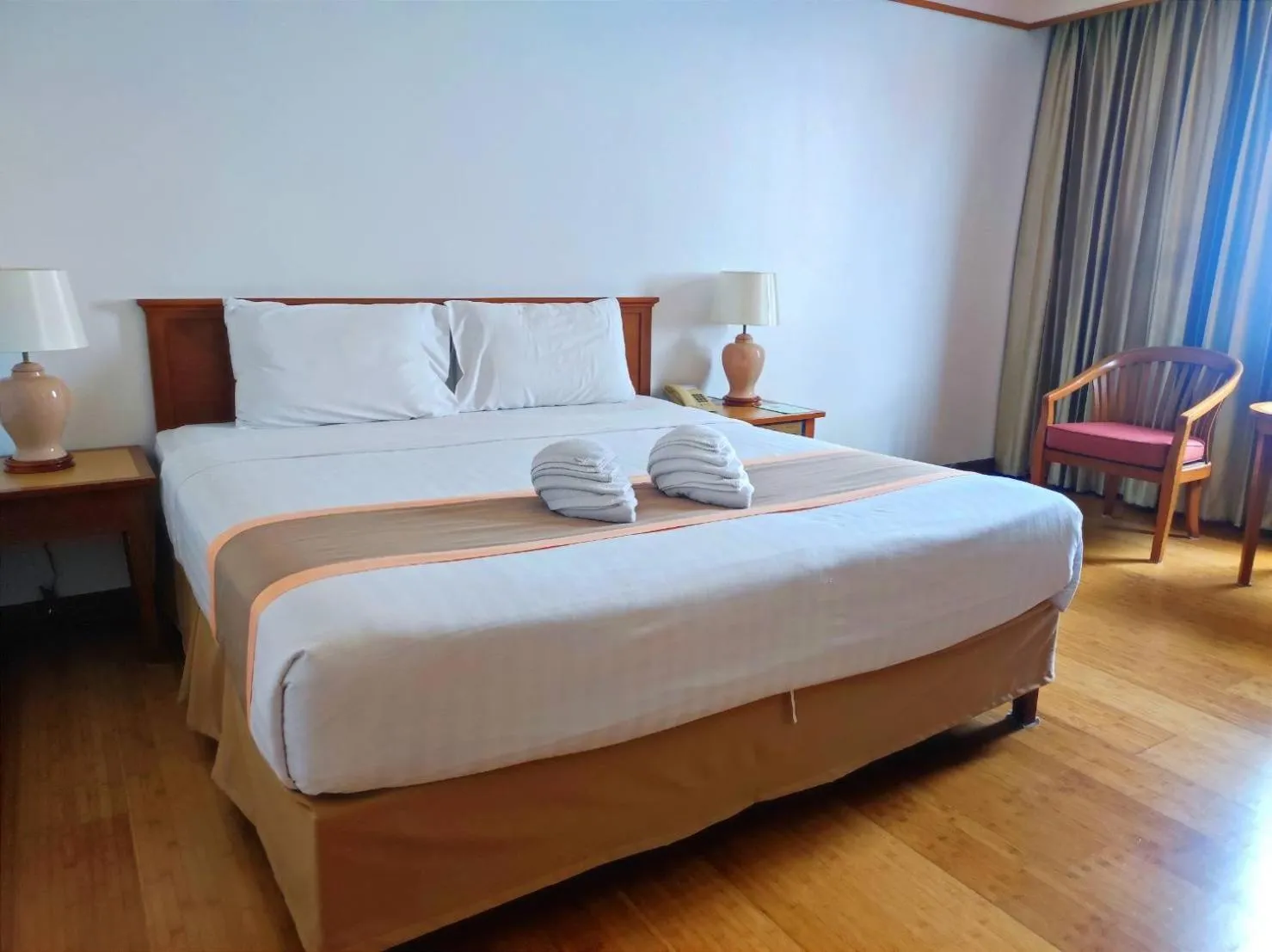 Bedroom, Bed in Diamond Plaza Hotel