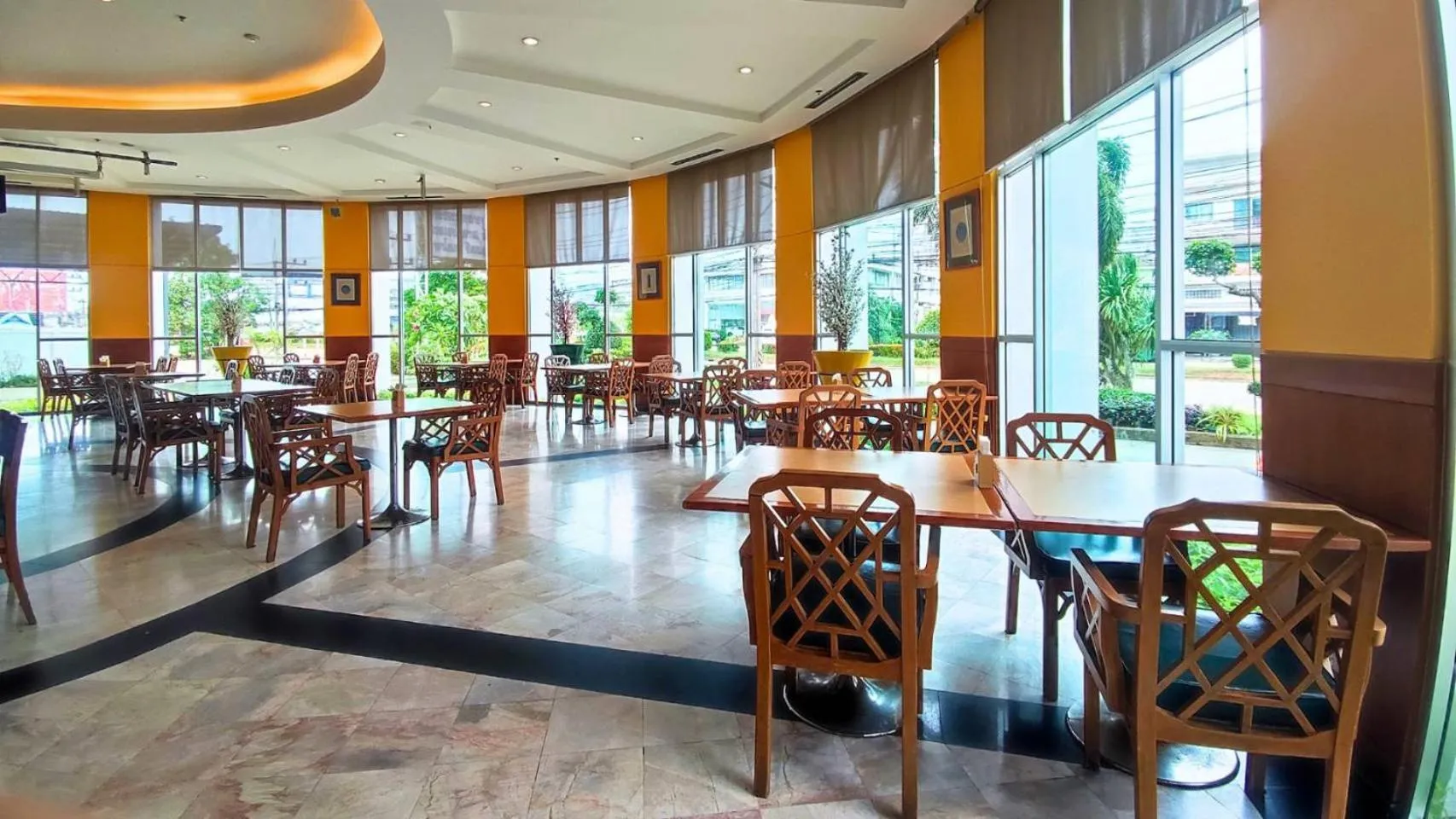 Restaurant/places to eat in Diamond Plaza Hotel