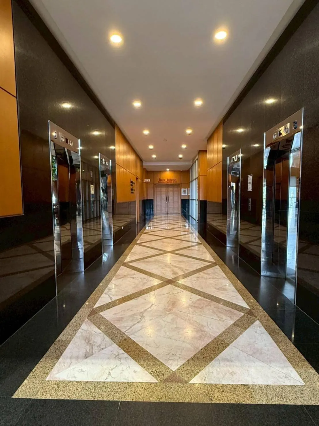 elevator in Diamond Plaza Hotel