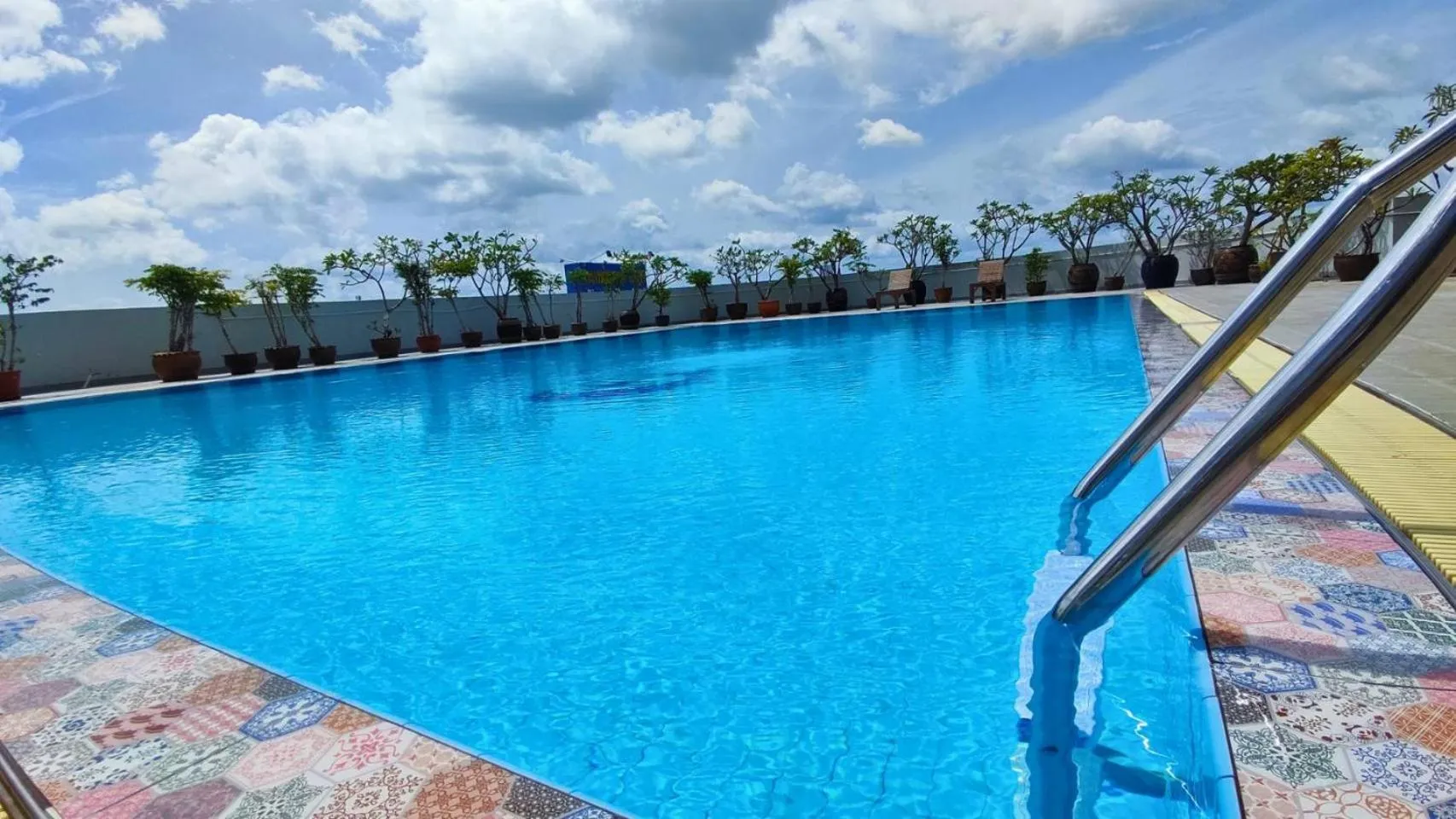 Swimming pool in Diamond Plaza Hotel