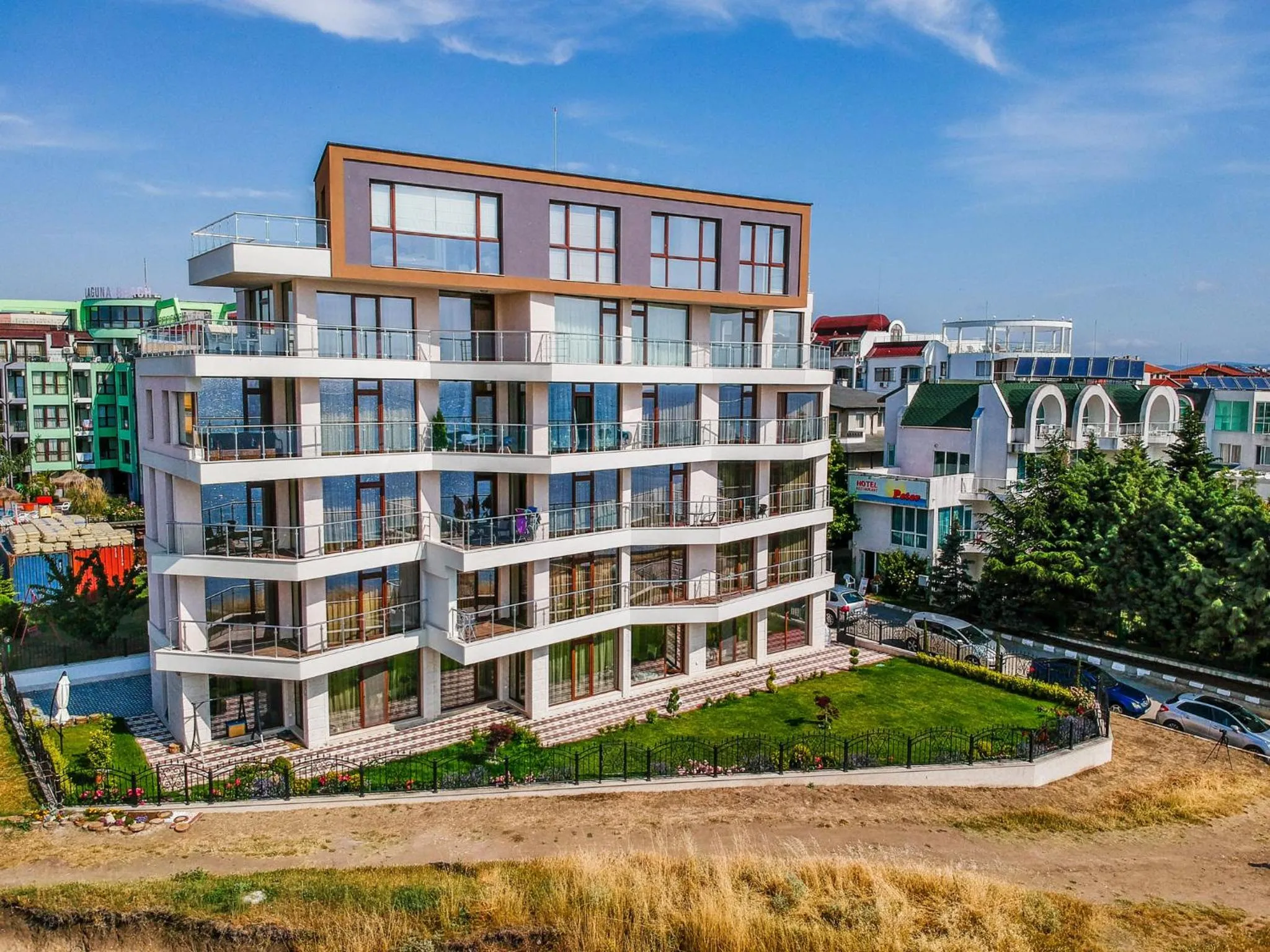 Bird's eye view in Apartcomplex Golden Bay