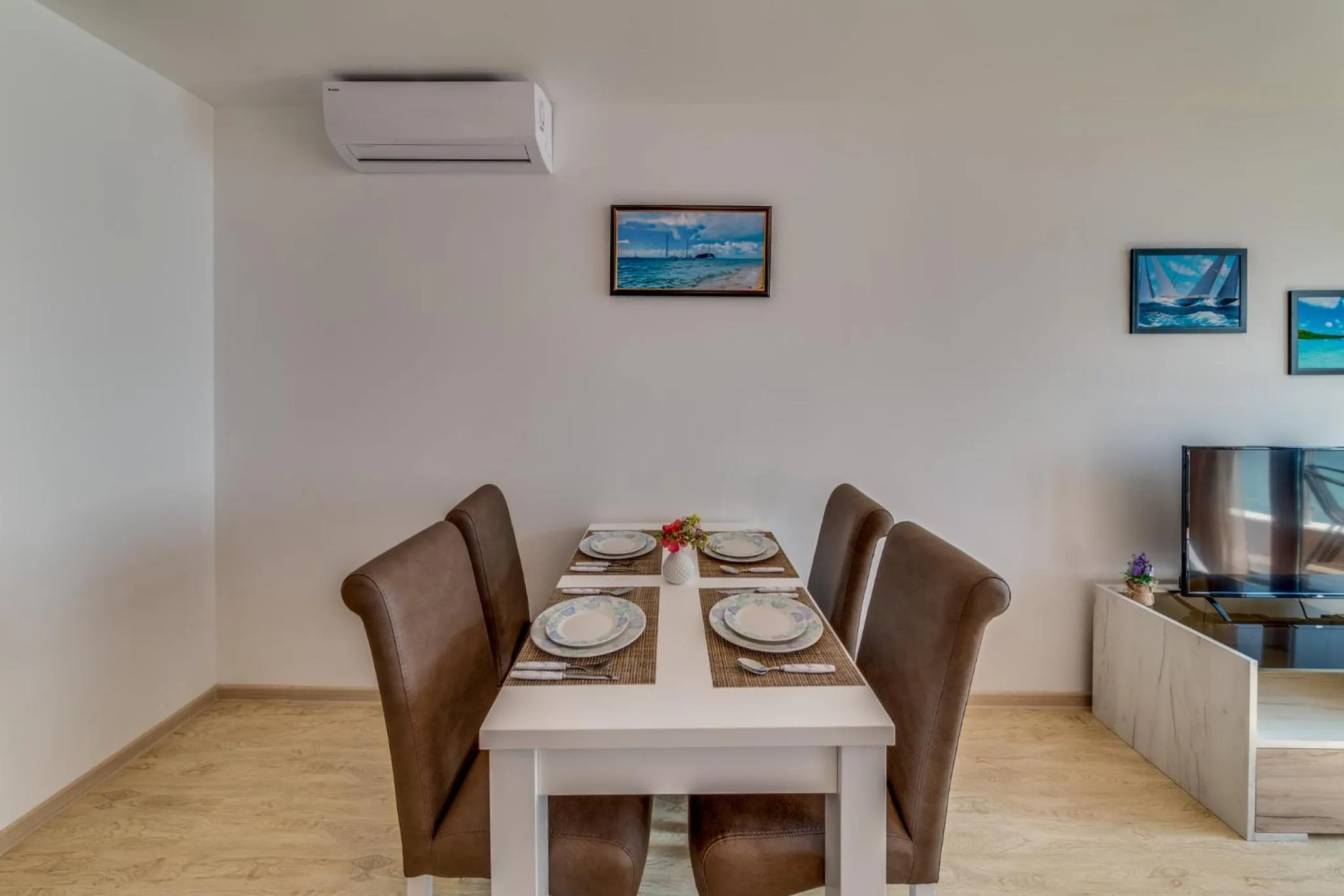 Dining area in Apartcomplex Golden Bay