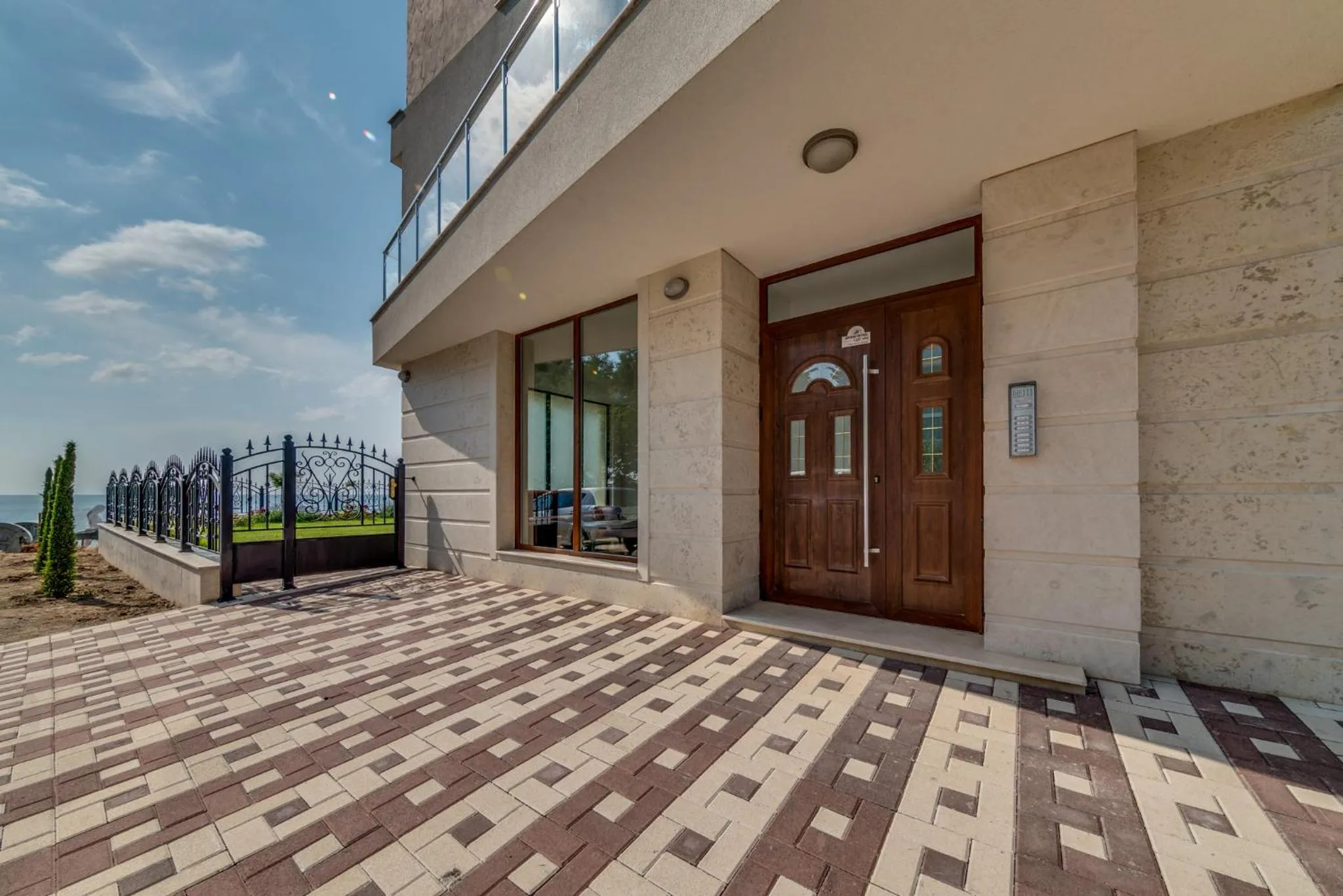 Facade/entrance in Apartcomplex Golden Bay