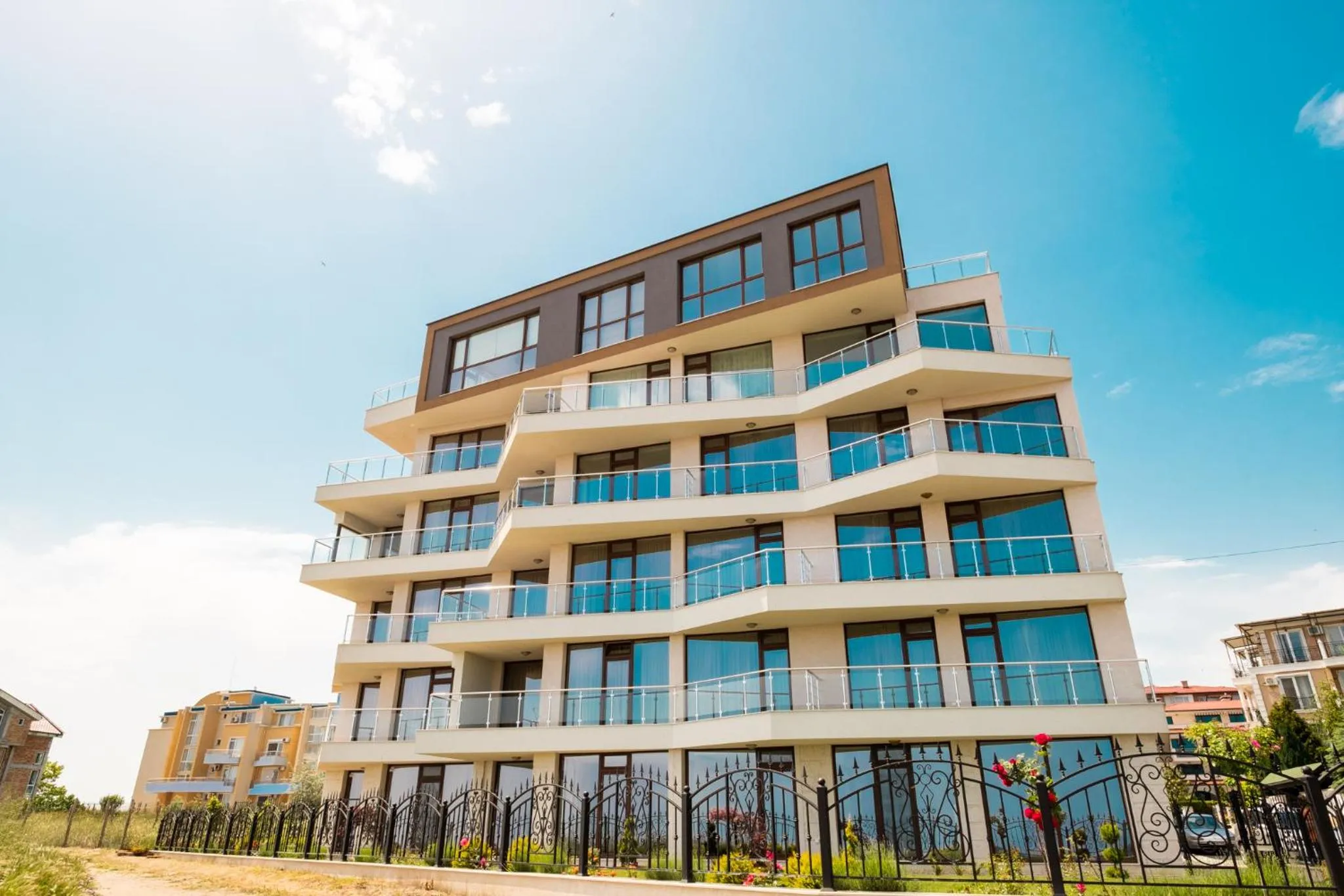 Facade/entrance in Apartcomplex Golden Bay
