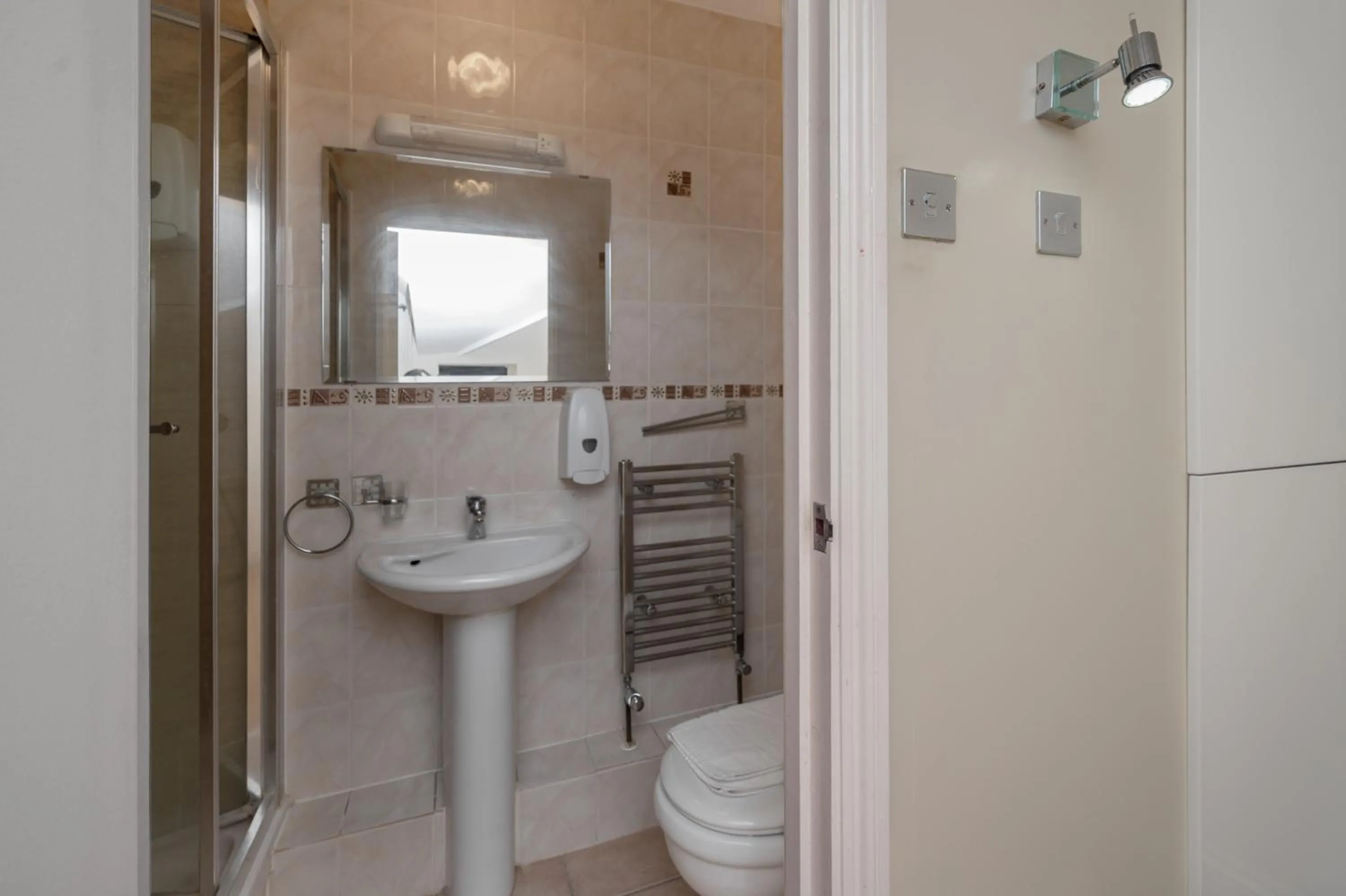 Bathroom in Flexistay Aparthotel Tooting