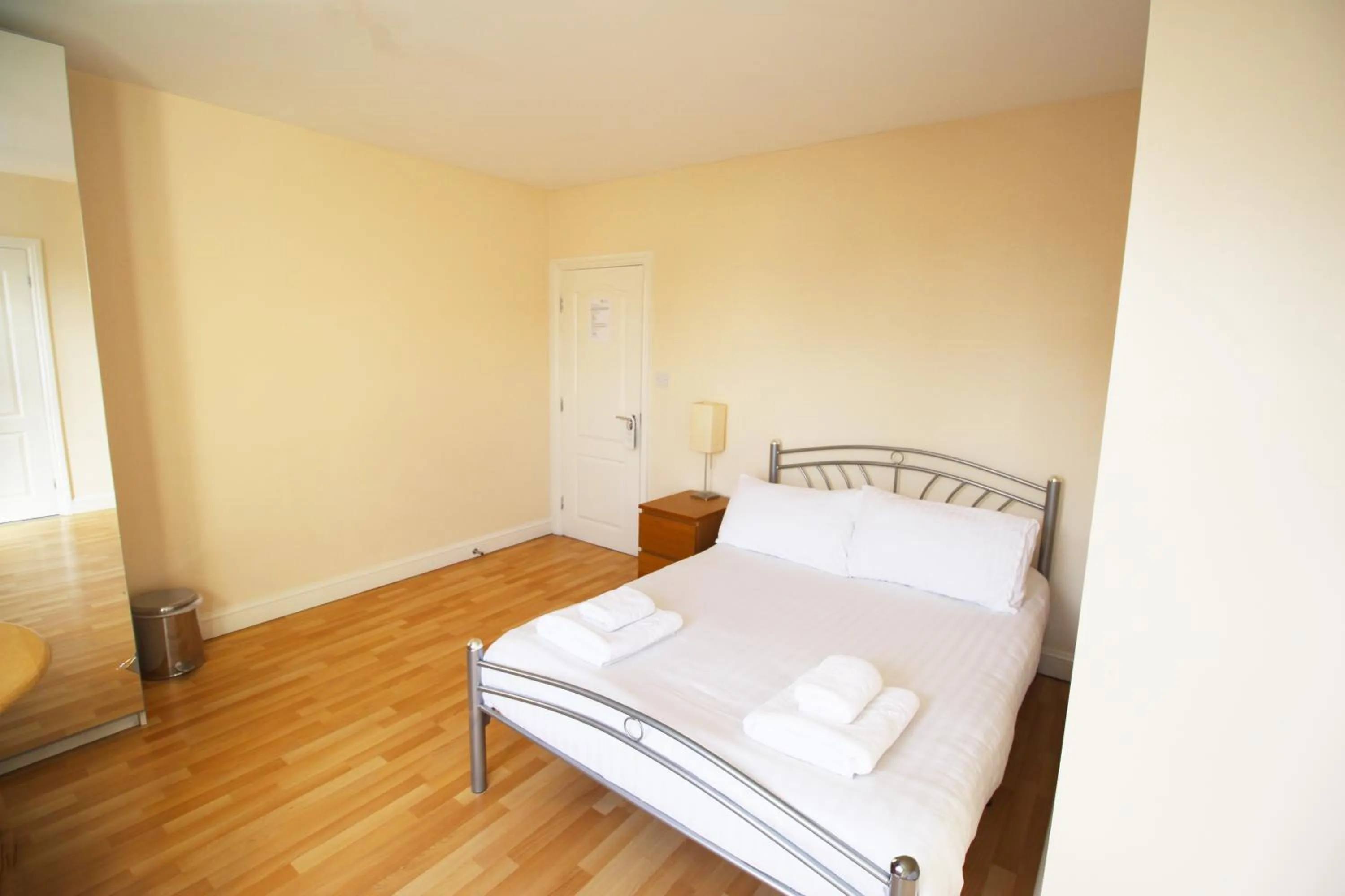 Bedroom, Bed in Flexistay Aparthotel Tooting