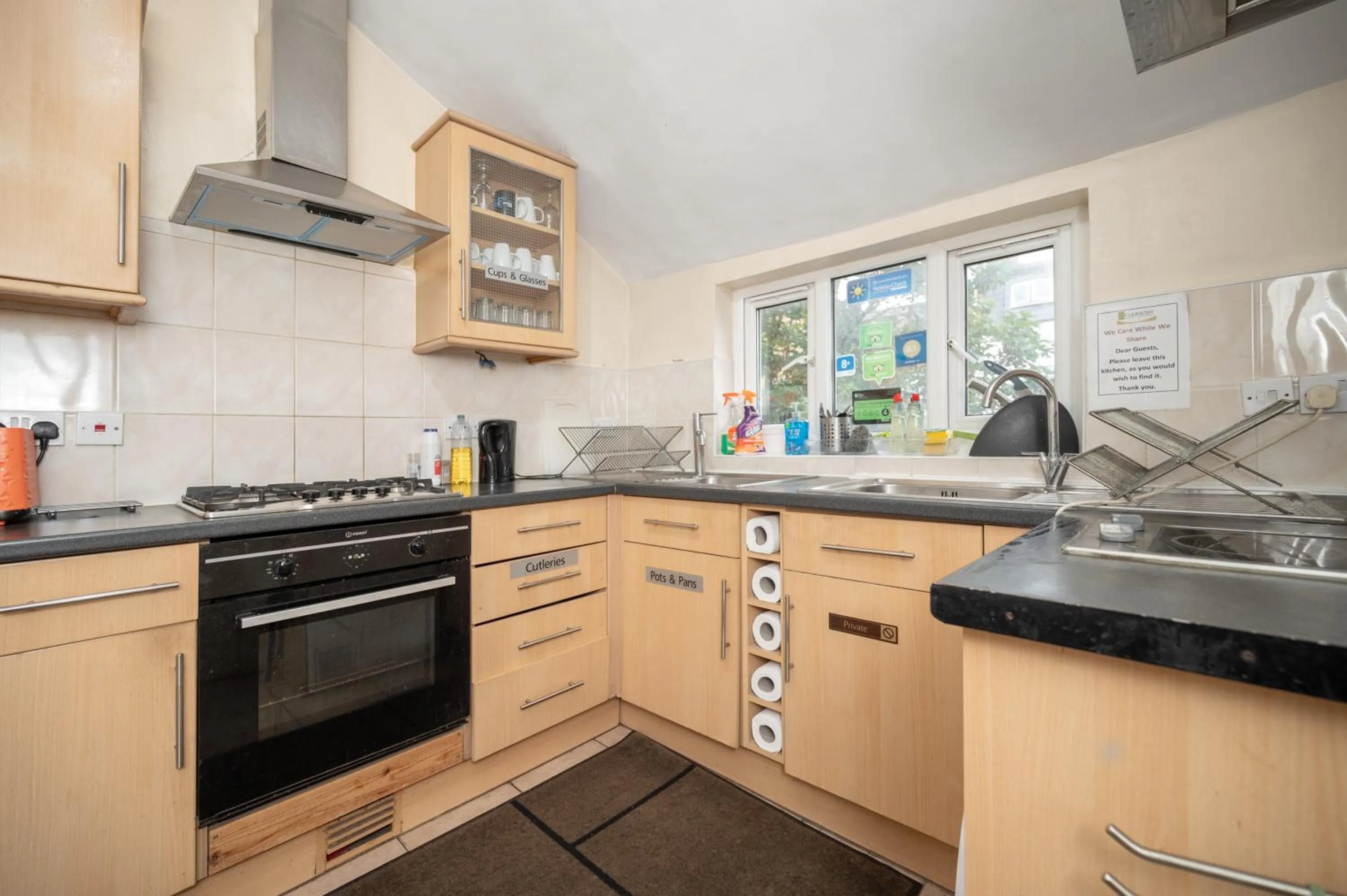 Communal kitchen in Flexistay Aparthotel Tooting