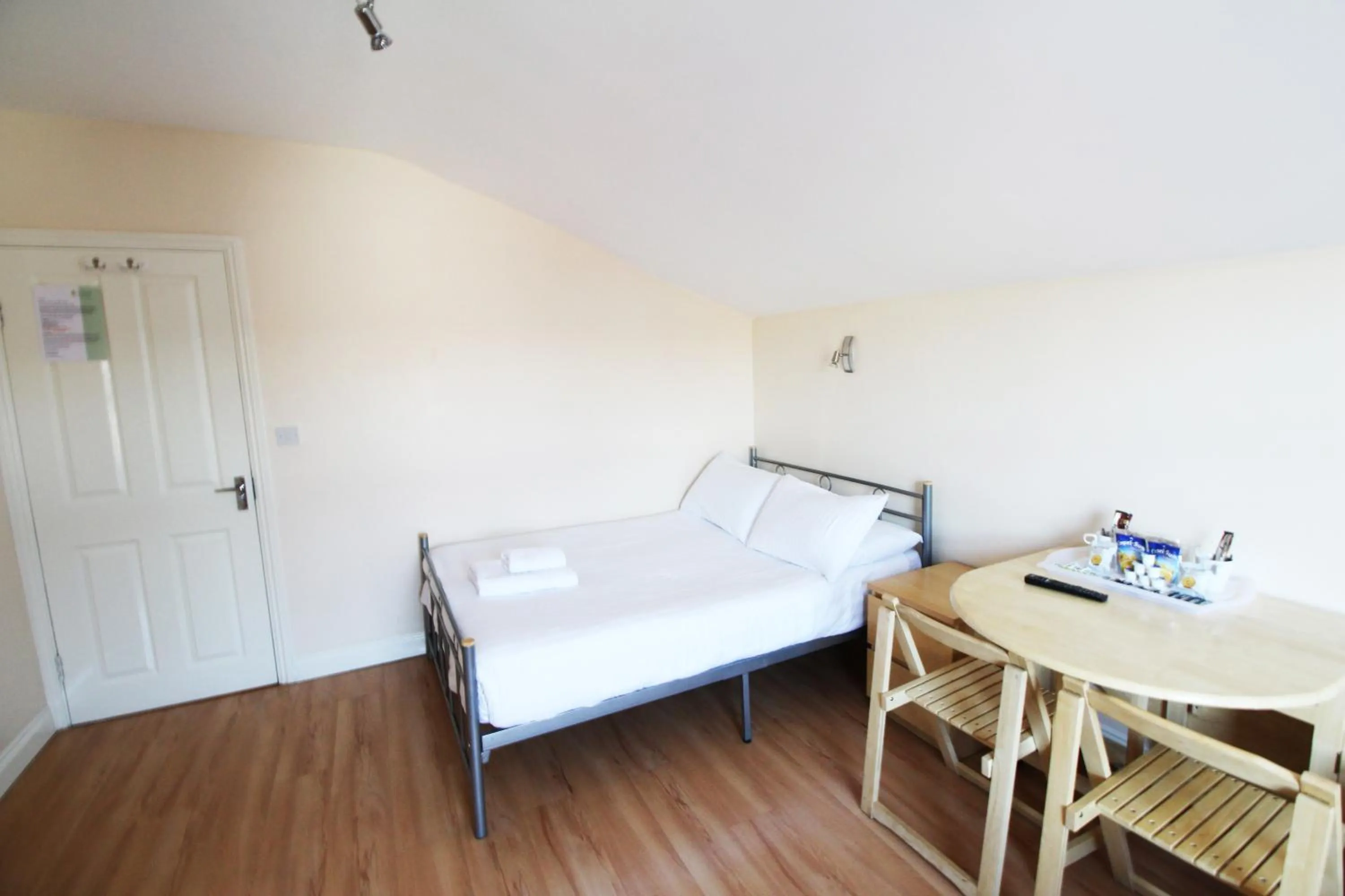 Bedroom, Bed in Flexistay Aparthotel Tooting