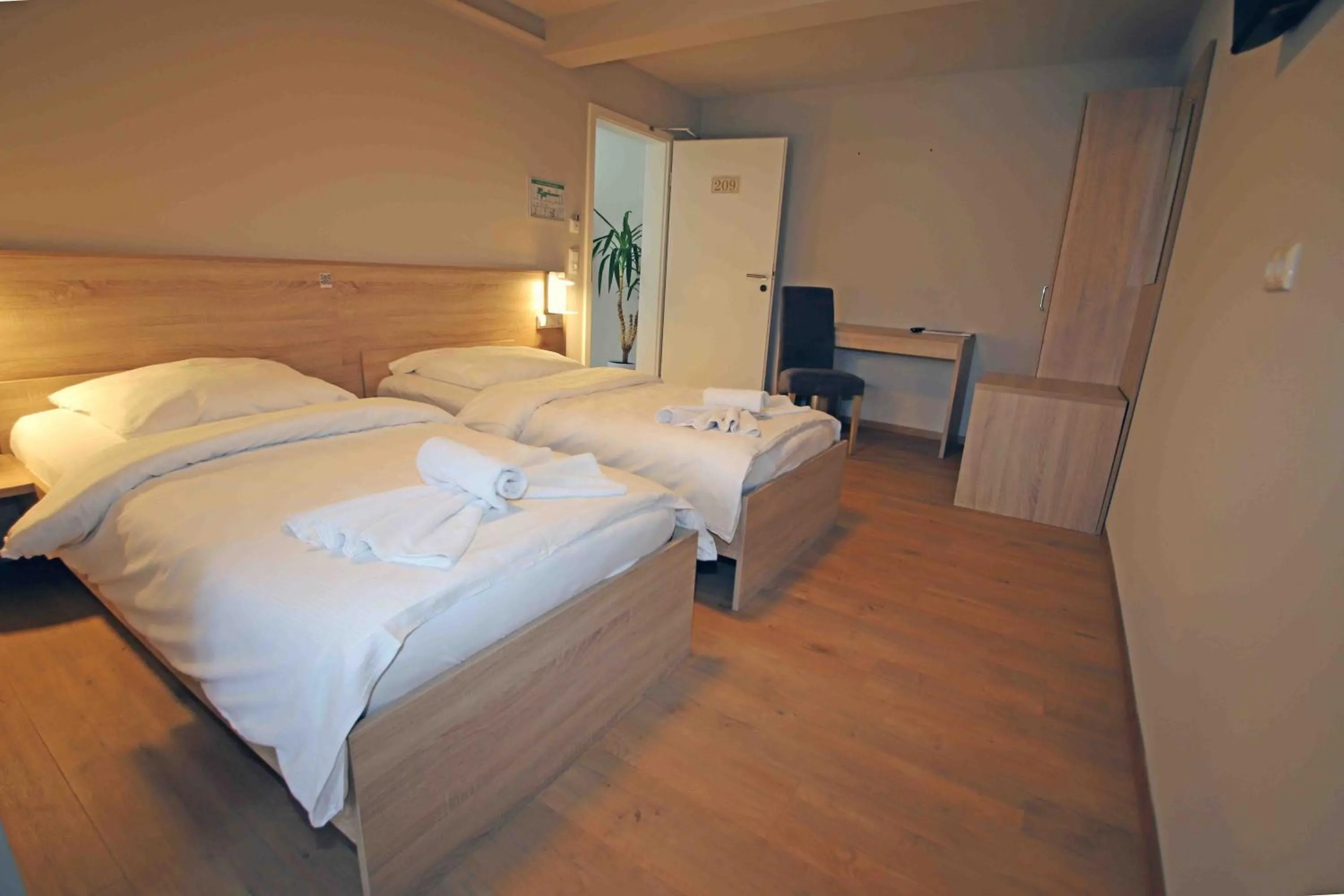 Bed in Pension Villa Colosseo im Herzen von Meiningen