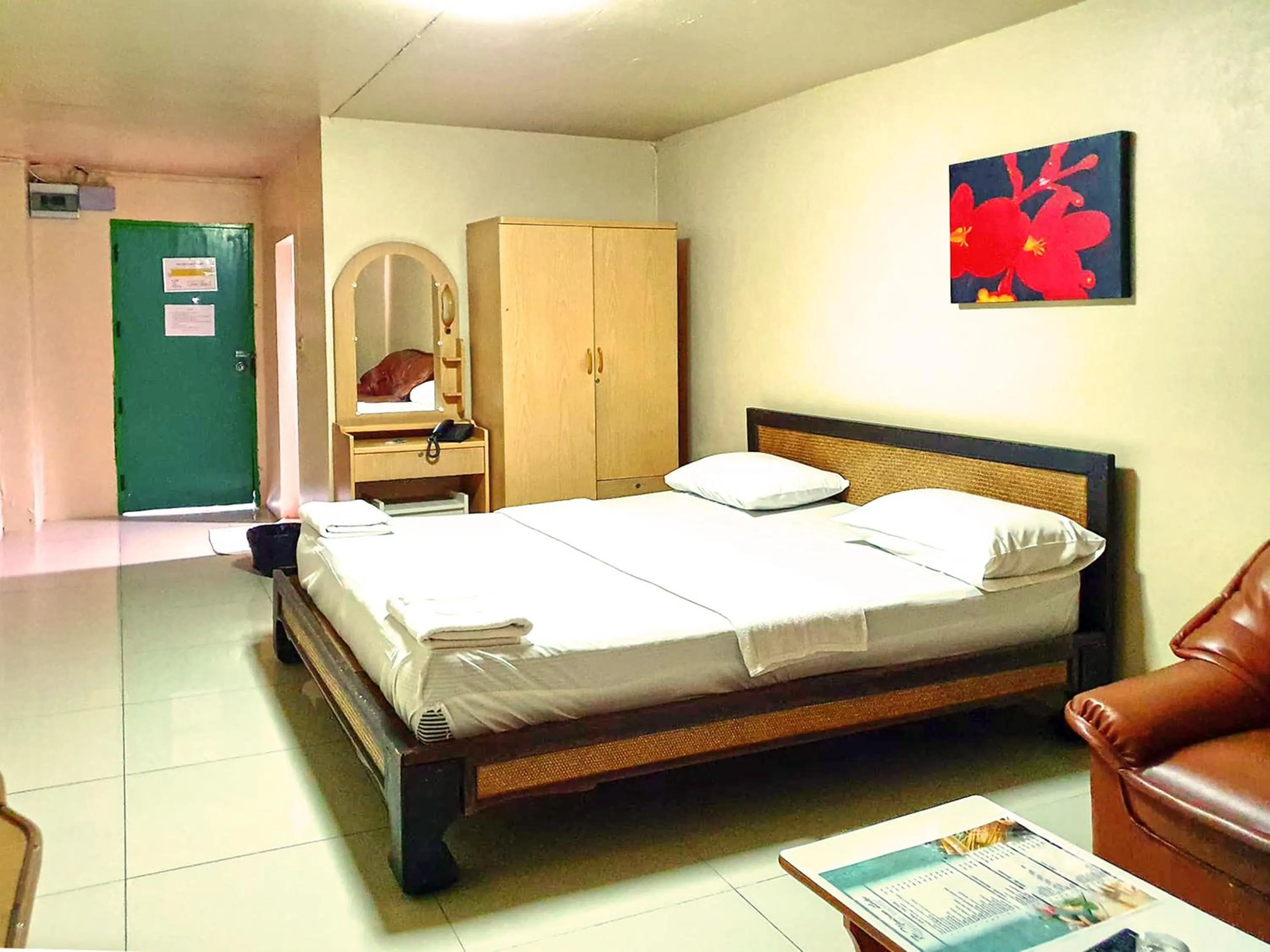 Photo of the whole room, Bed in The Montana Lodge-Sathorn