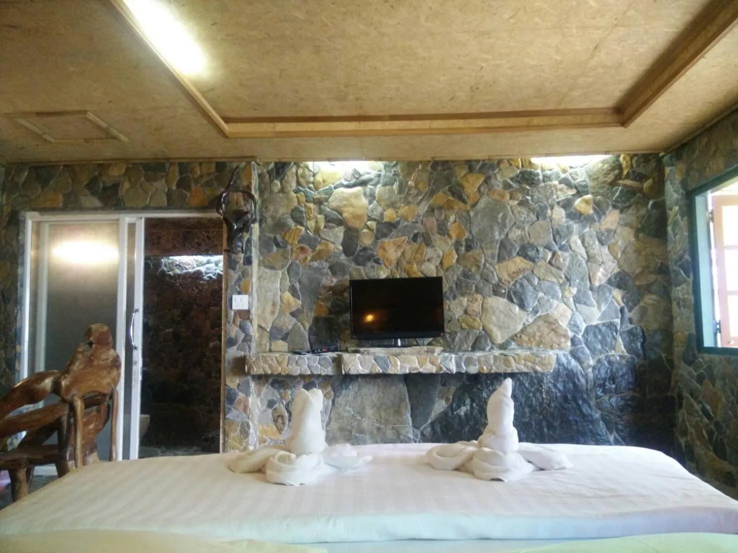 Bed in Needa Rock Resort