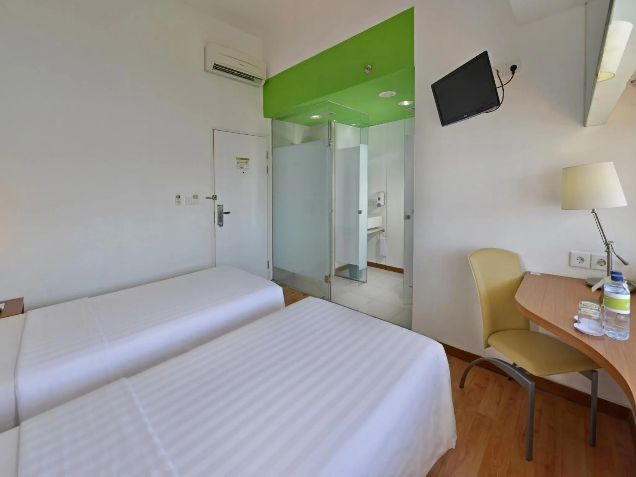 Photo of the whole room, Bed in Whiz Hotel Pemuda Semarang