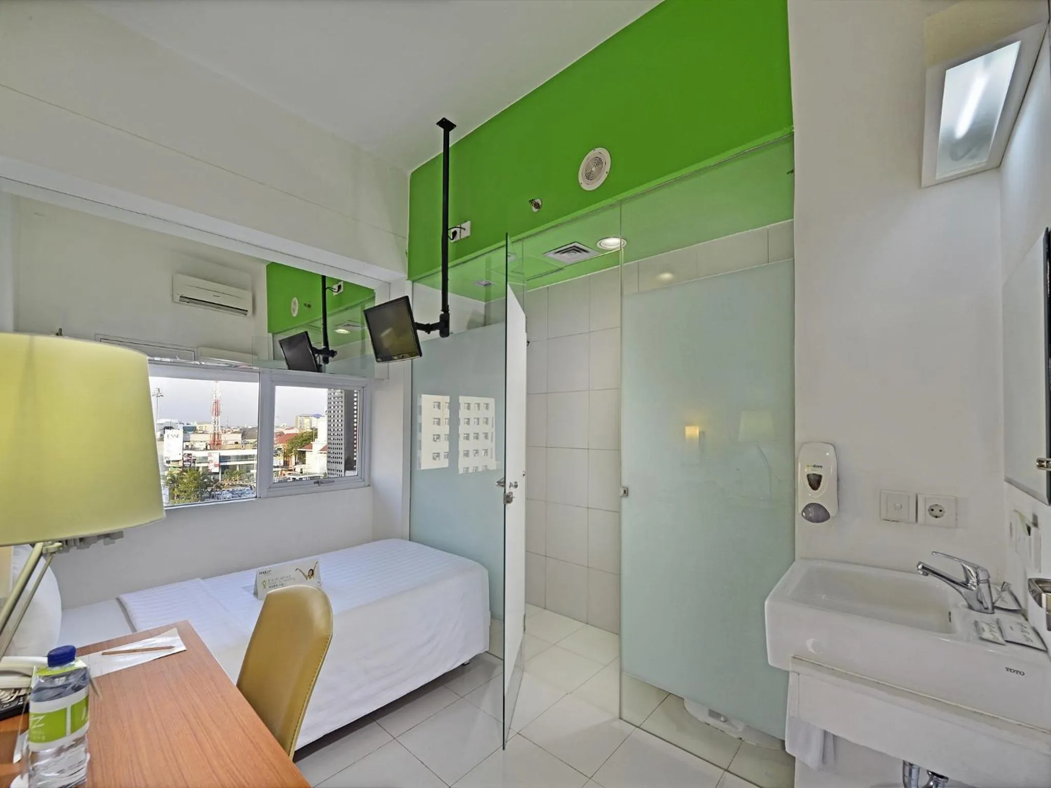 Bathroom, Bed in Whiz Hotel Pemuda Semarang
