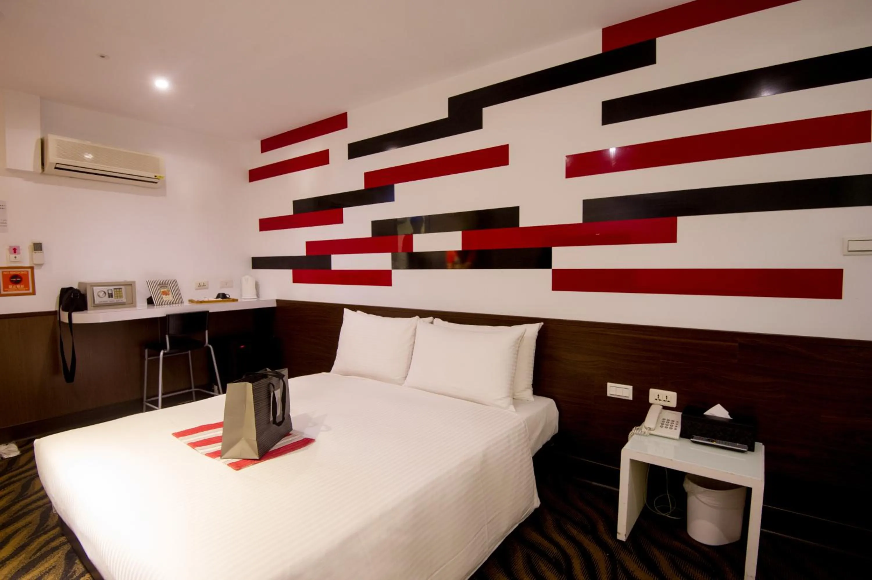 Photo of the whole room in Moshamanla Hotel - Ximen