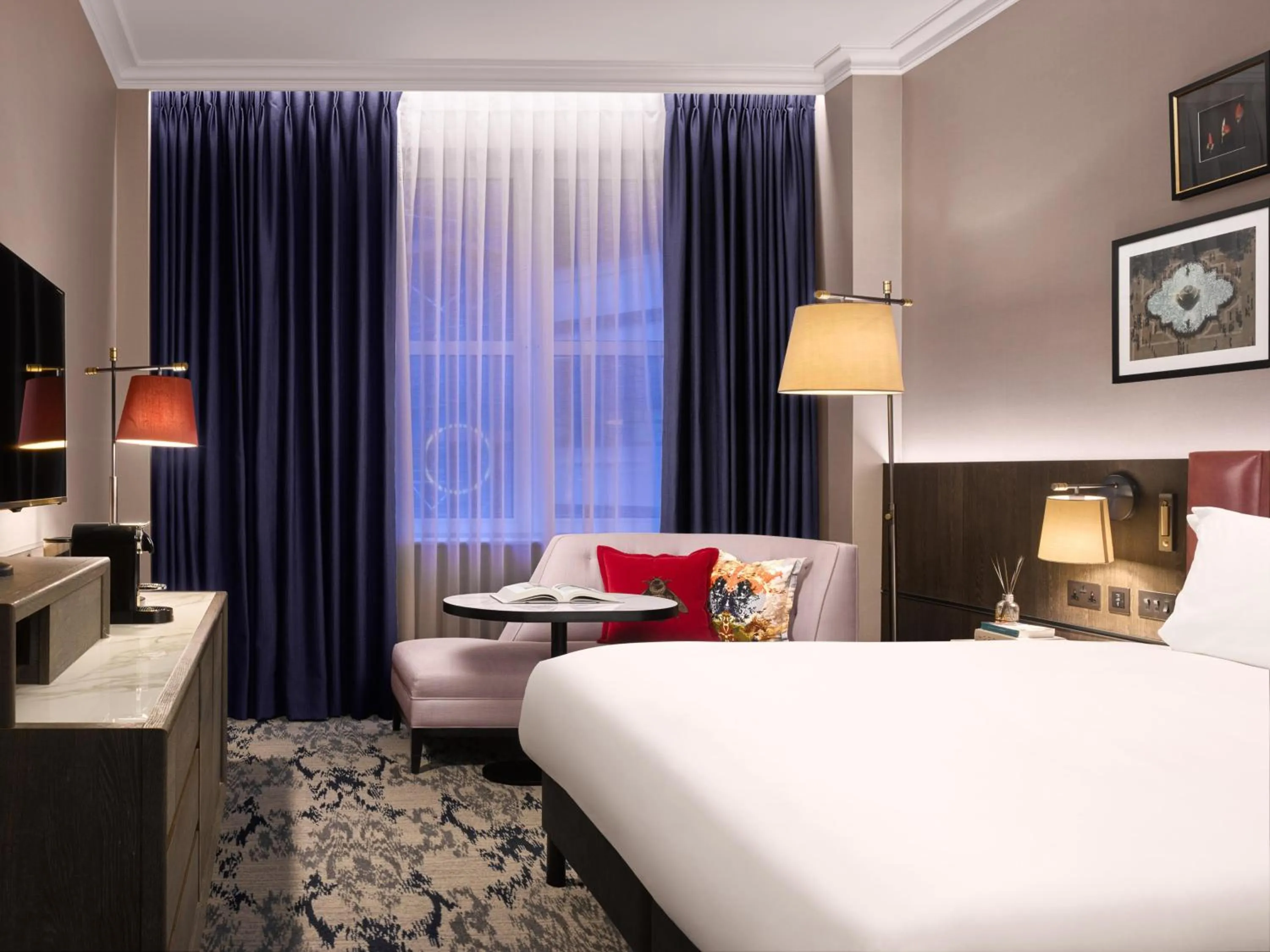 Bed in The Trafalgar St. James, London Curio collection by Hilton