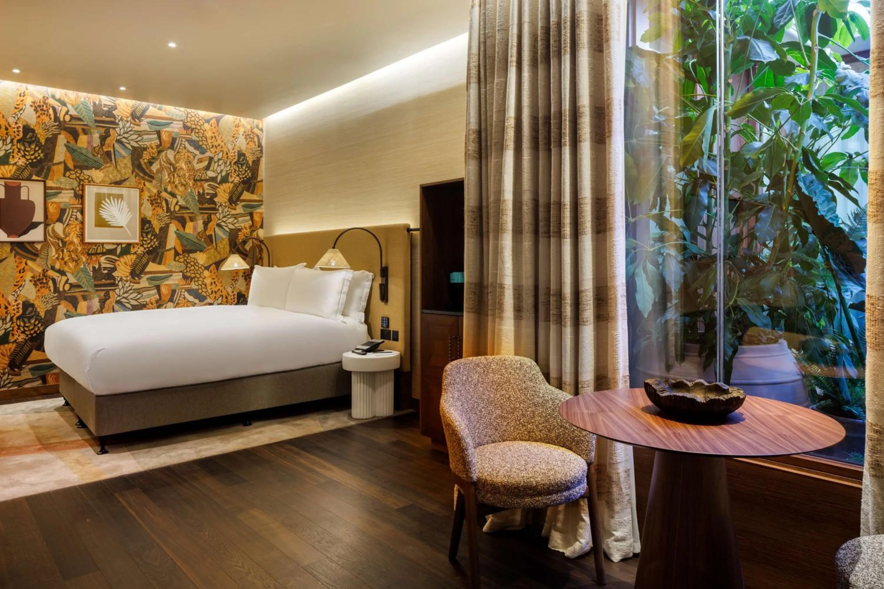 Bed in The Trafalgar St. James, London Curio collection by Hilton