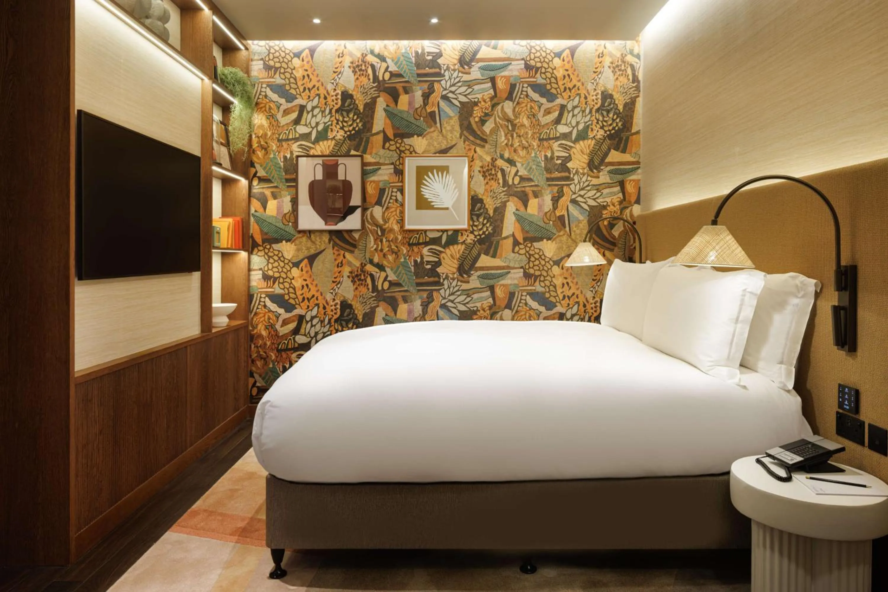 Bed in The Trafalgar St. James, London Curio collection by Hilton