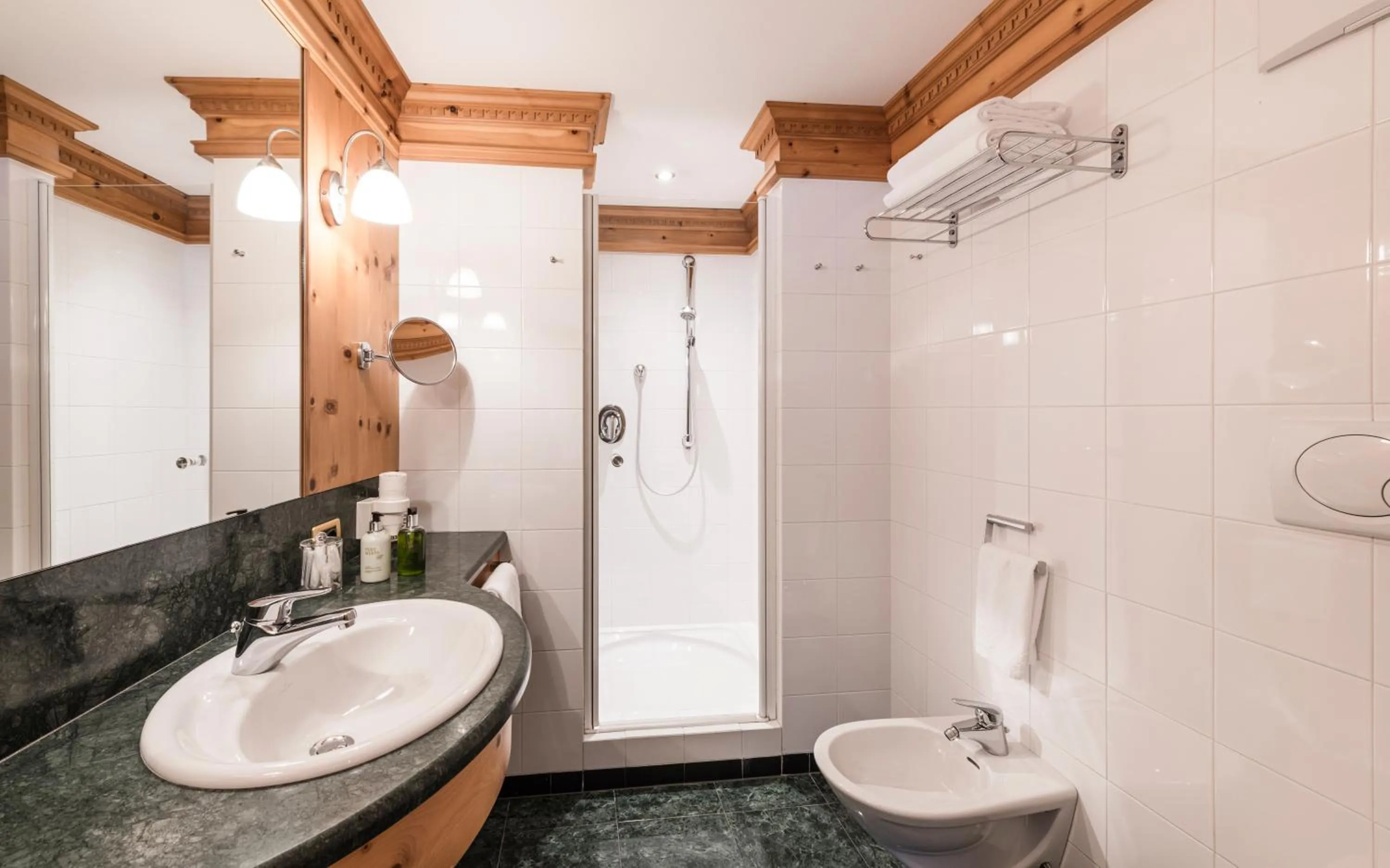 Shower in Hotel Angelo Engel