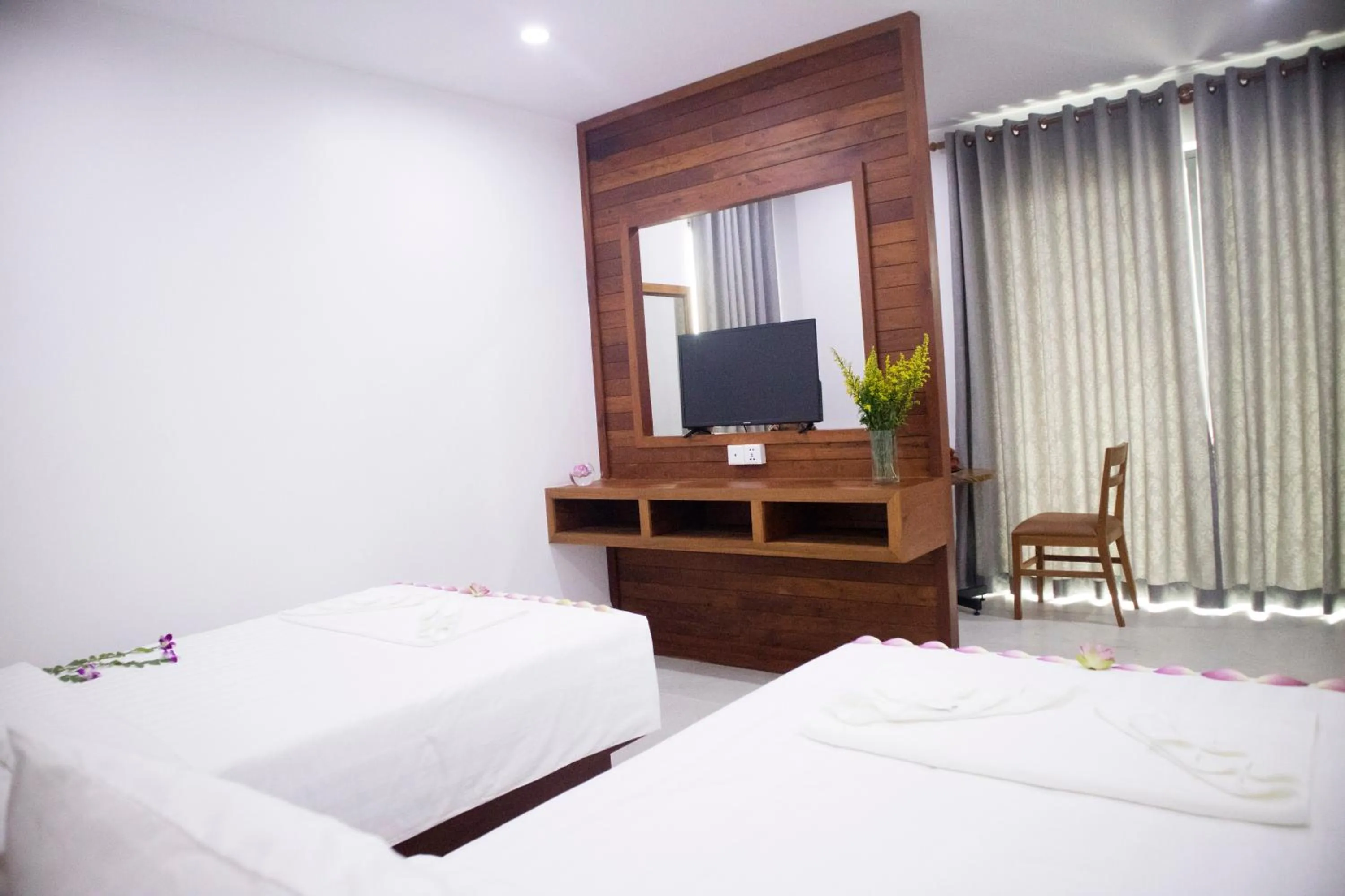 Bed, TV/Entertainment Center in Angkor City View Hotel