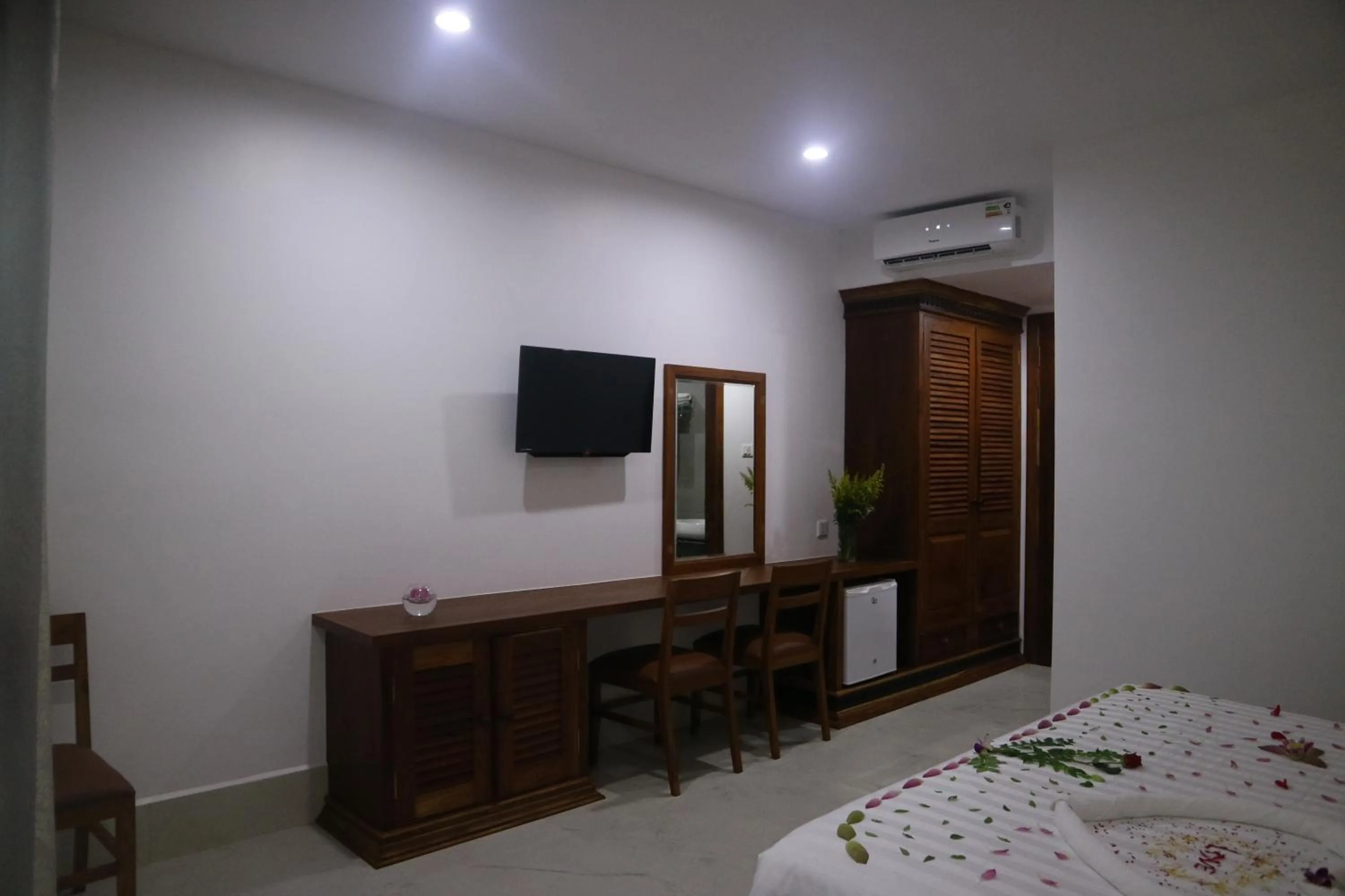 Bed, TV/Entertainment Center in Angkor City View Hotel